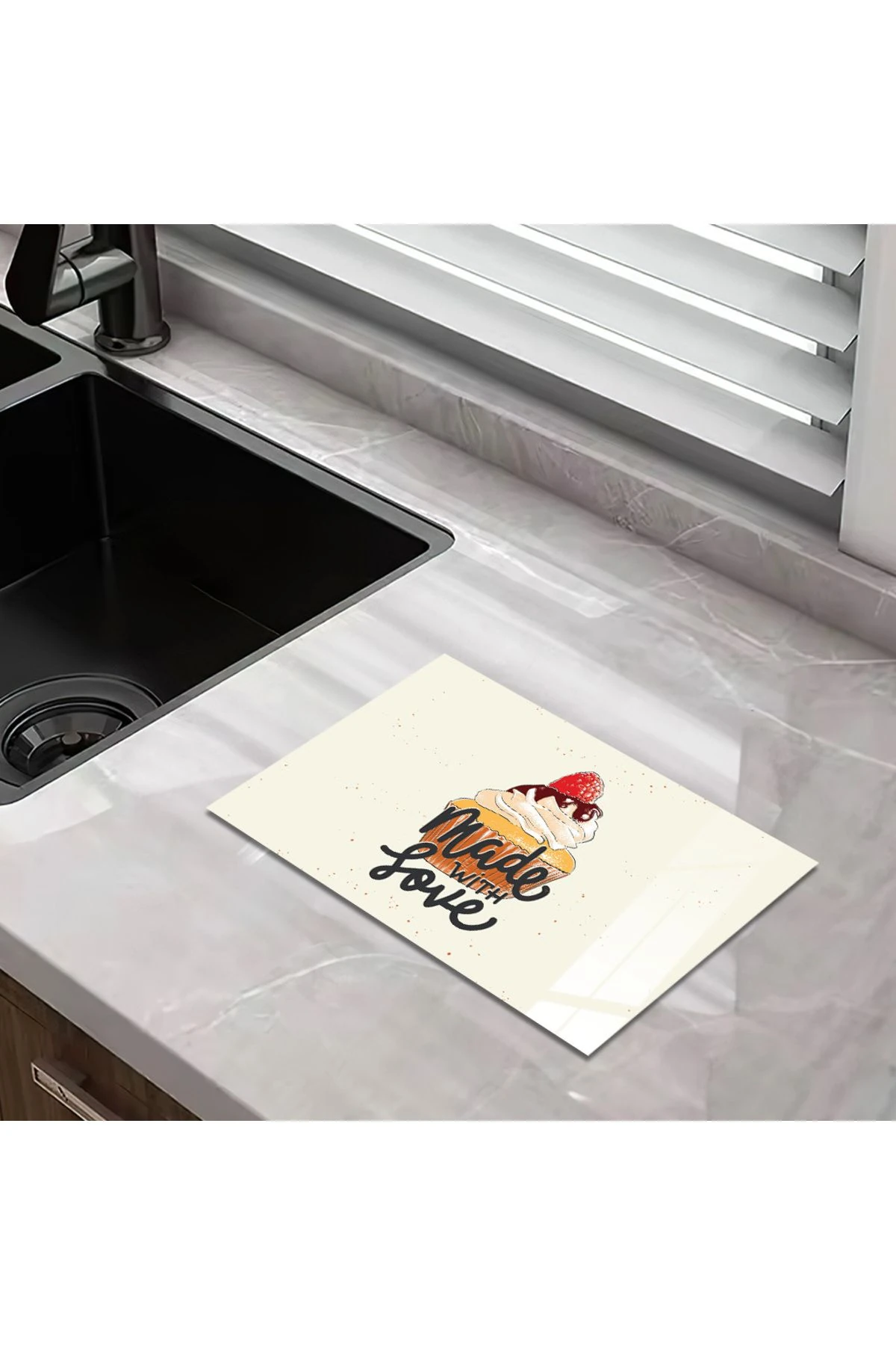 Cam Kesme Tahtası Cupcake Çizimli "Made With Love" Yazılı