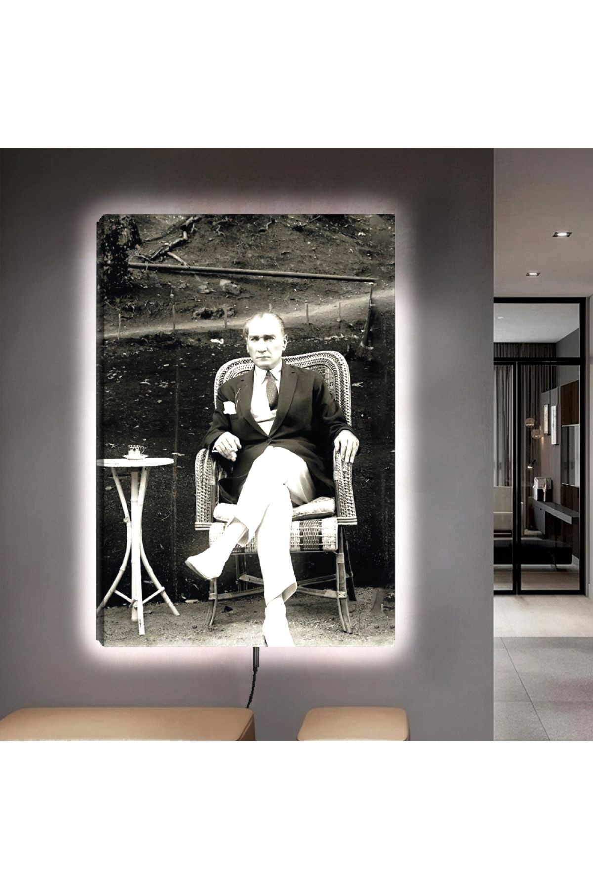 Kanvas Siyah Beyaz Oturan Mustafa Kemal Atatürk Ledli Tablo
