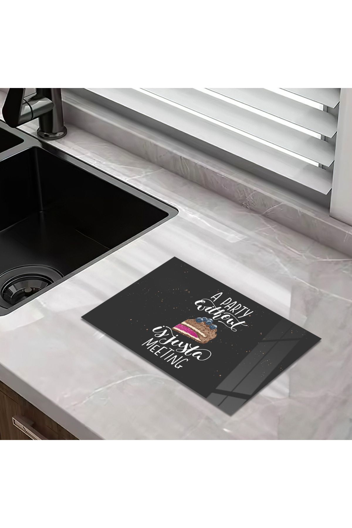 Cam Kesme Tahtası Siyah Arka Planlı Pasta Dilimli Yazılı