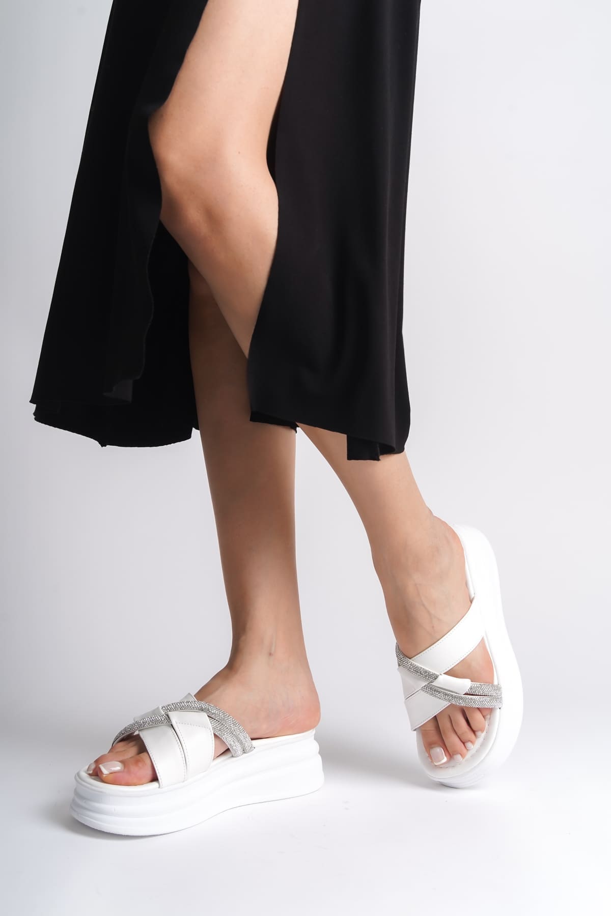 RUBY Düz Topuklu Taşlı Çapraz Şeritli Kalın Ve Ortopedik Taban Kadın Terlik BT - Beyaz