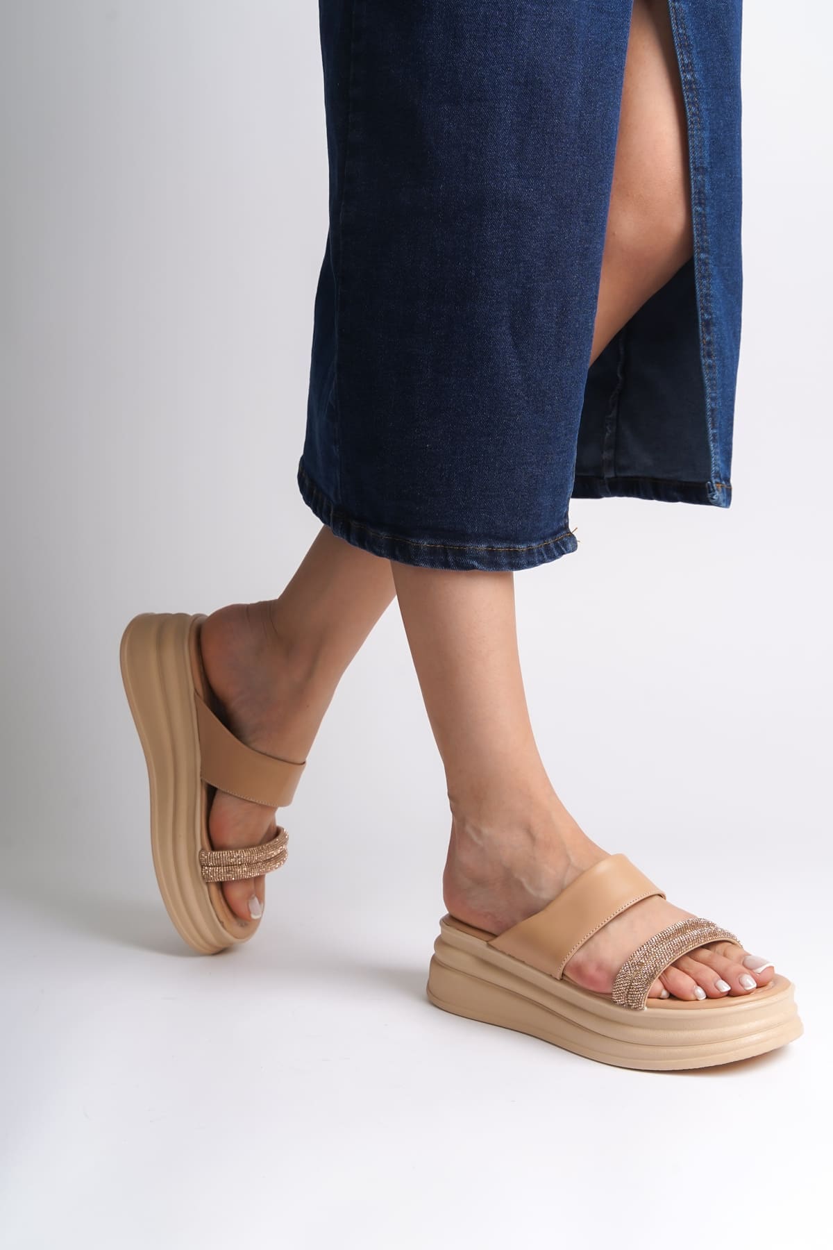 SARAH Düz Topuklu Taşlı Şeritli Kalın Ve Ortopedik Taban Kadın Terlik TT - Ten