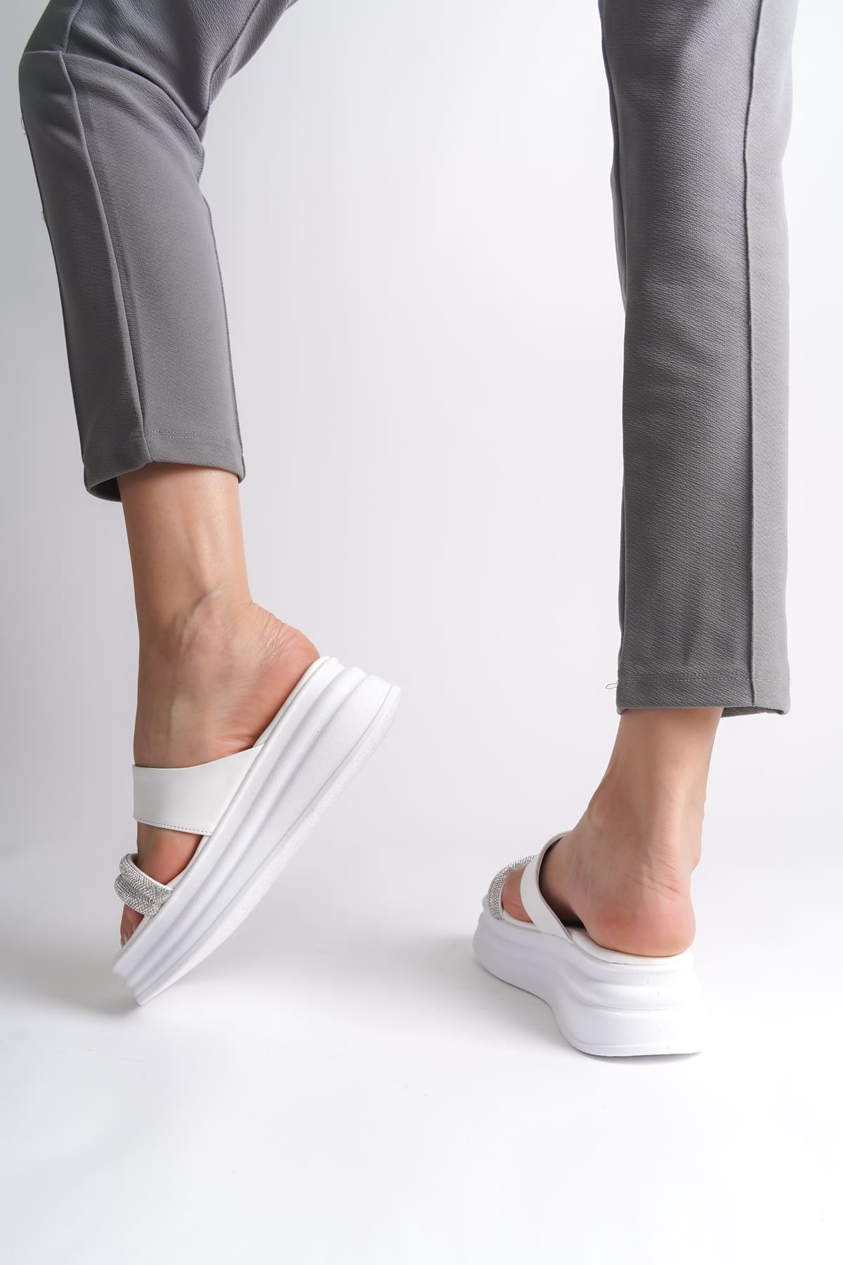 SARAH Düz Topuklu Taşlı Şeritli Kalın Ve Ortopedik Taban Kadın Terlik BT - Beyaz