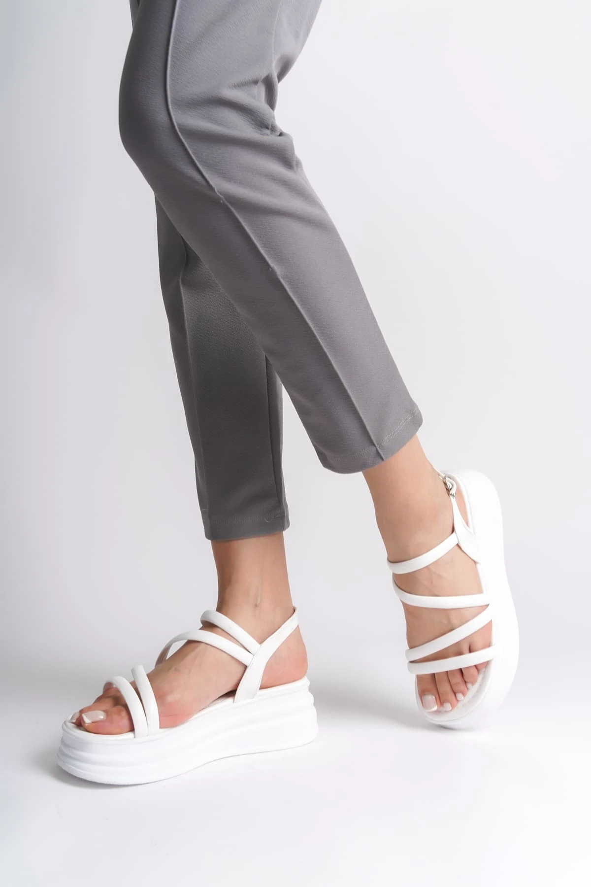 NATALIE İnce Tokalı Şerit Detaylı Ortopedik Taban Kadın Sandalet BT - Beyaz