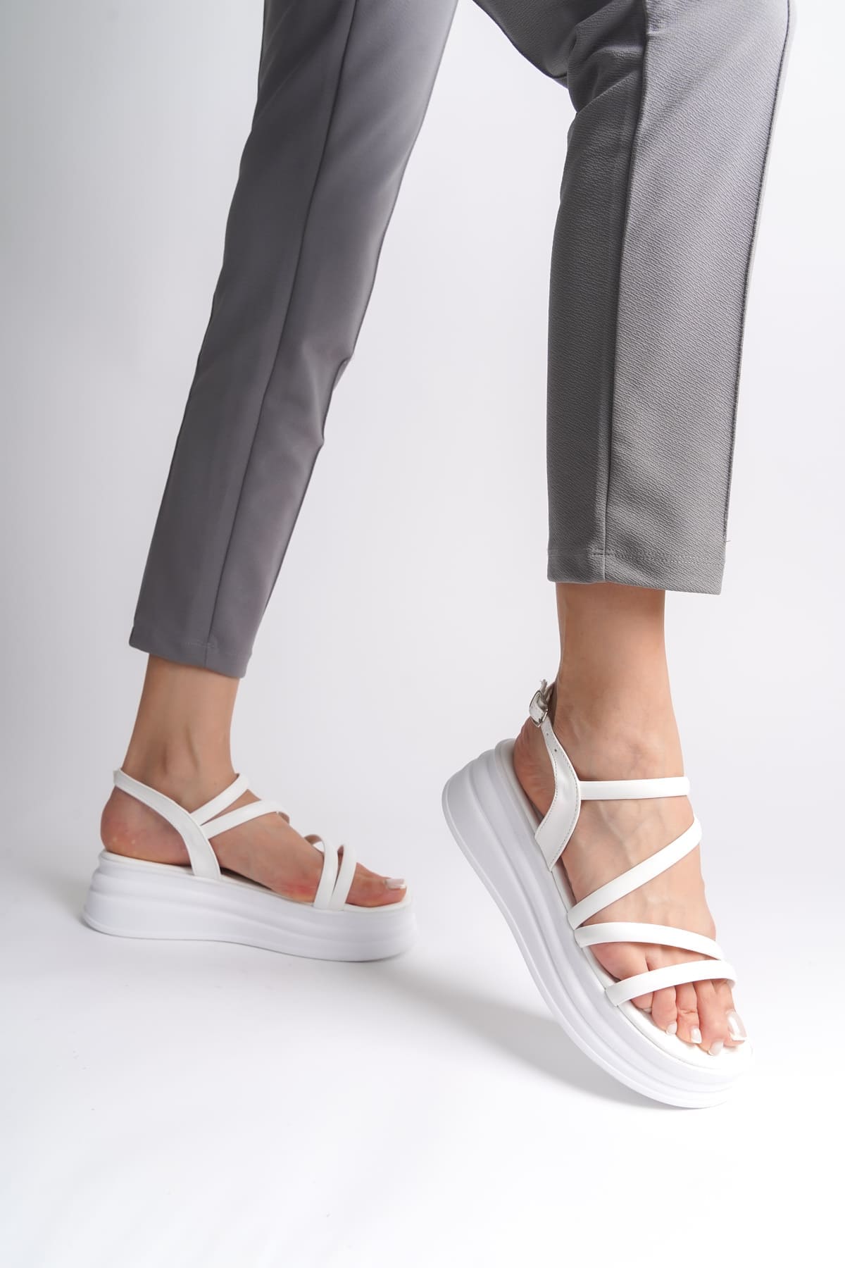 NATALIE İnce Tokalı Şerit Detaylı Ortopedik Taban Kadın Sandalet BT - Beyaz