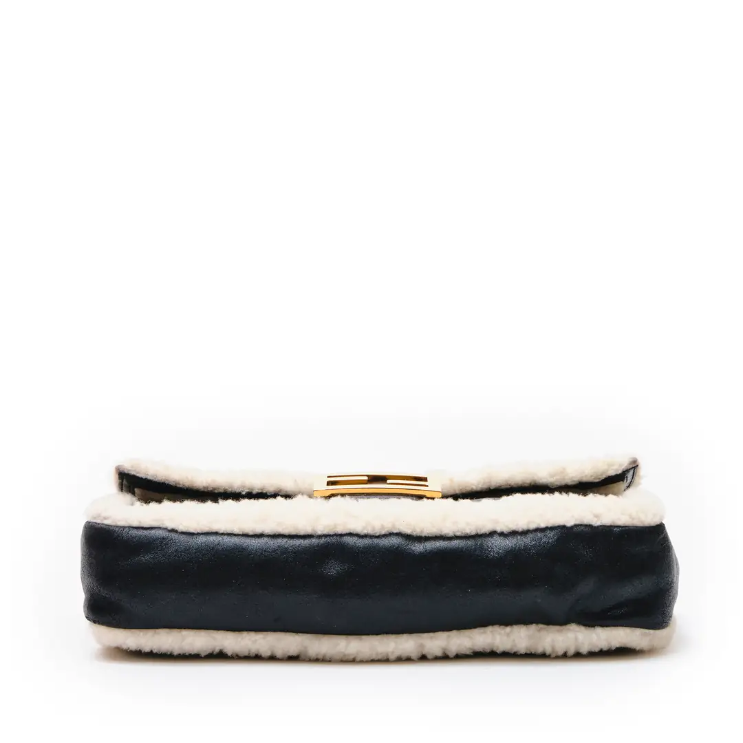 Fendi - Black Lambskin Sheepskin Fur Medium Baguette Çanta