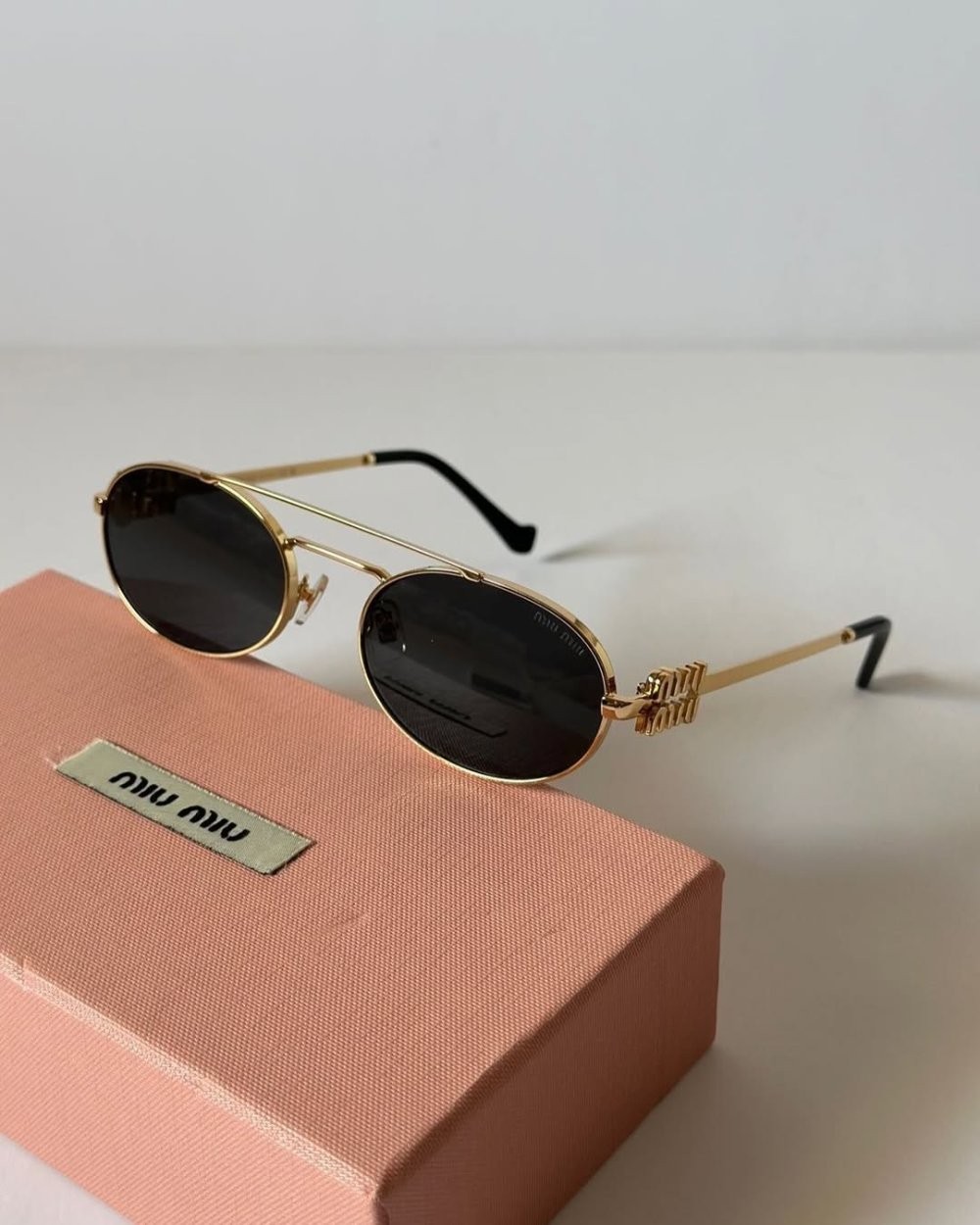 Miu Miu Siyah Gold Çerçeve Güneş Gözlüğü  