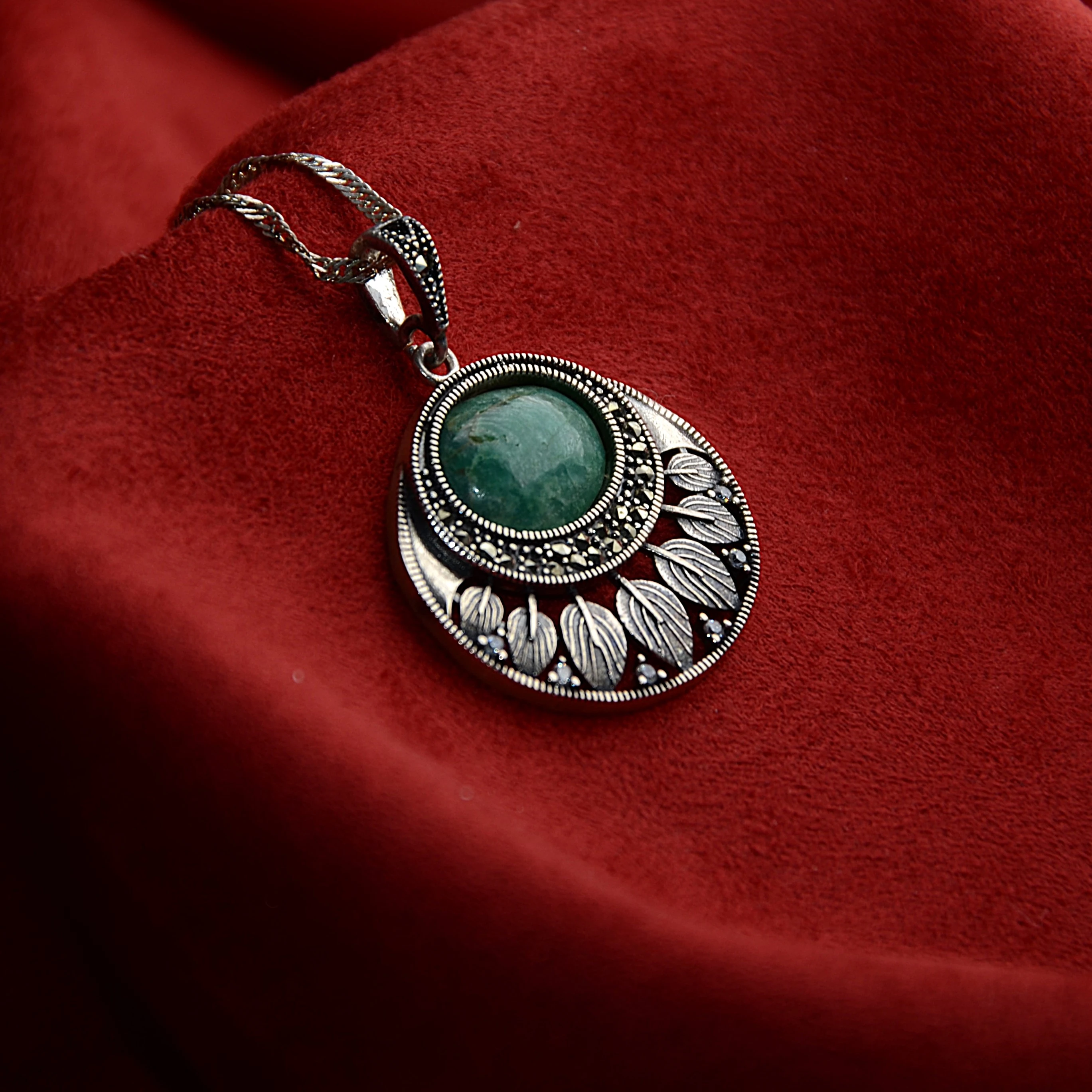 Gümüş Zincirli  Yaprak Desenli Oltu Zümrüdü Kolye