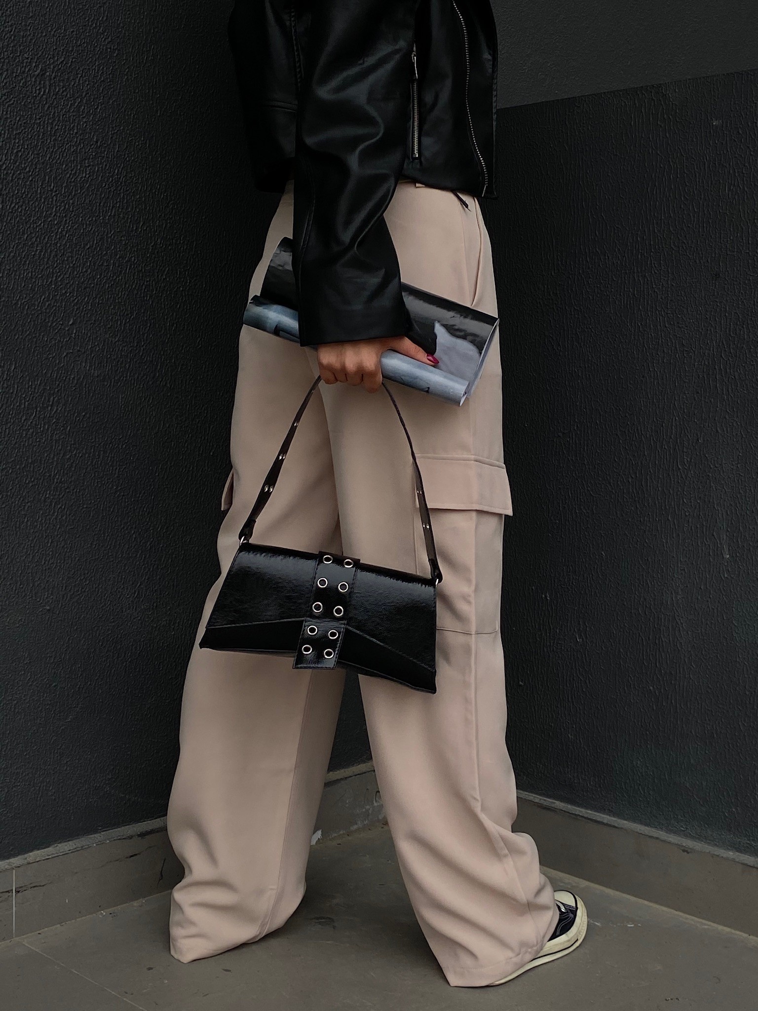 Kadın Asimetrik Zımbalı Baget Çanta Kate - Siyah