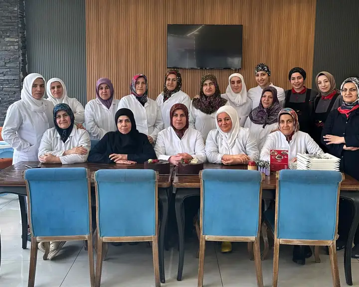 Tepsi Su Böreği kadın çalışanları toplu fotoğraf