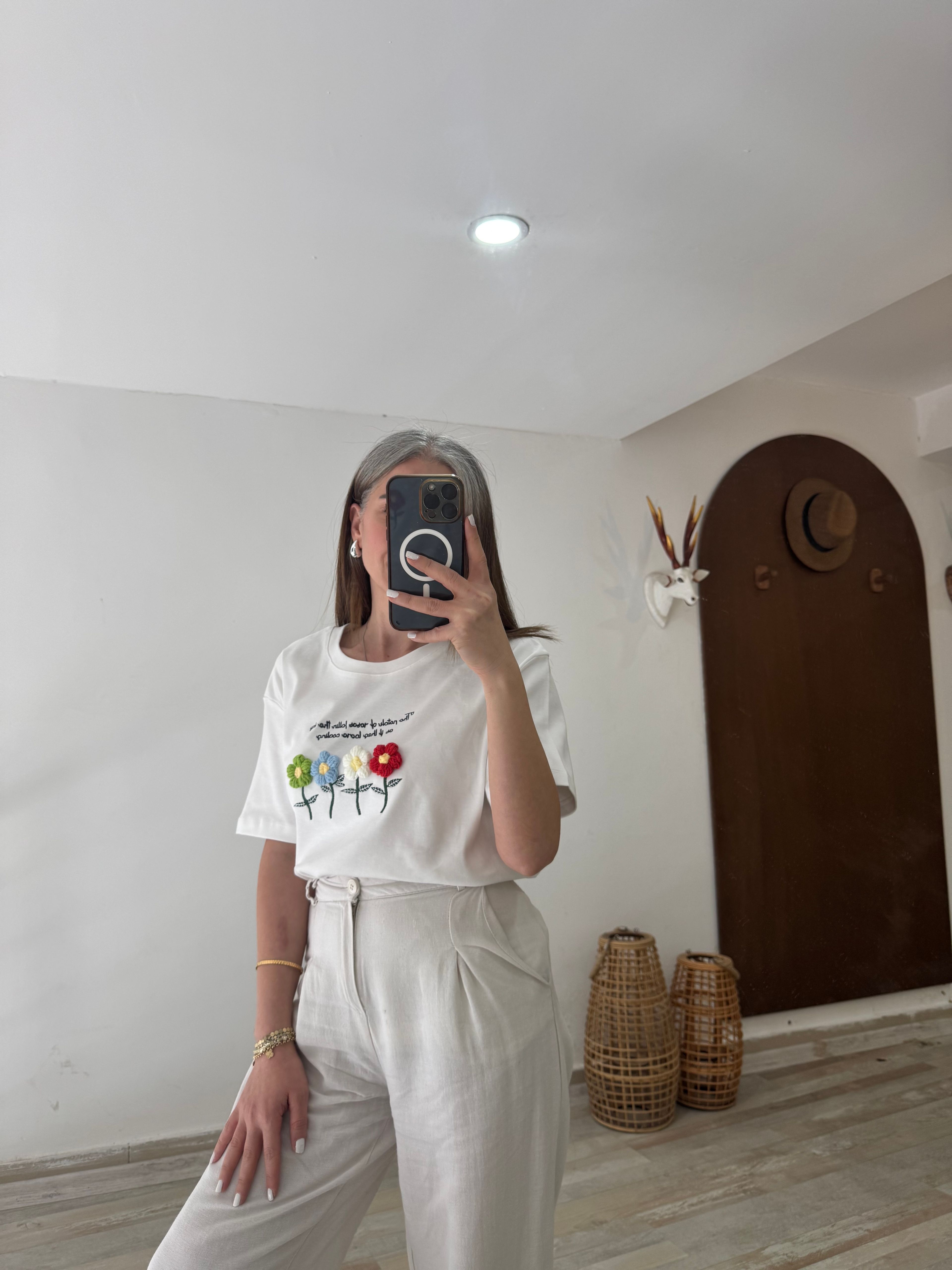 Çiçek Detaylı T-Shirt