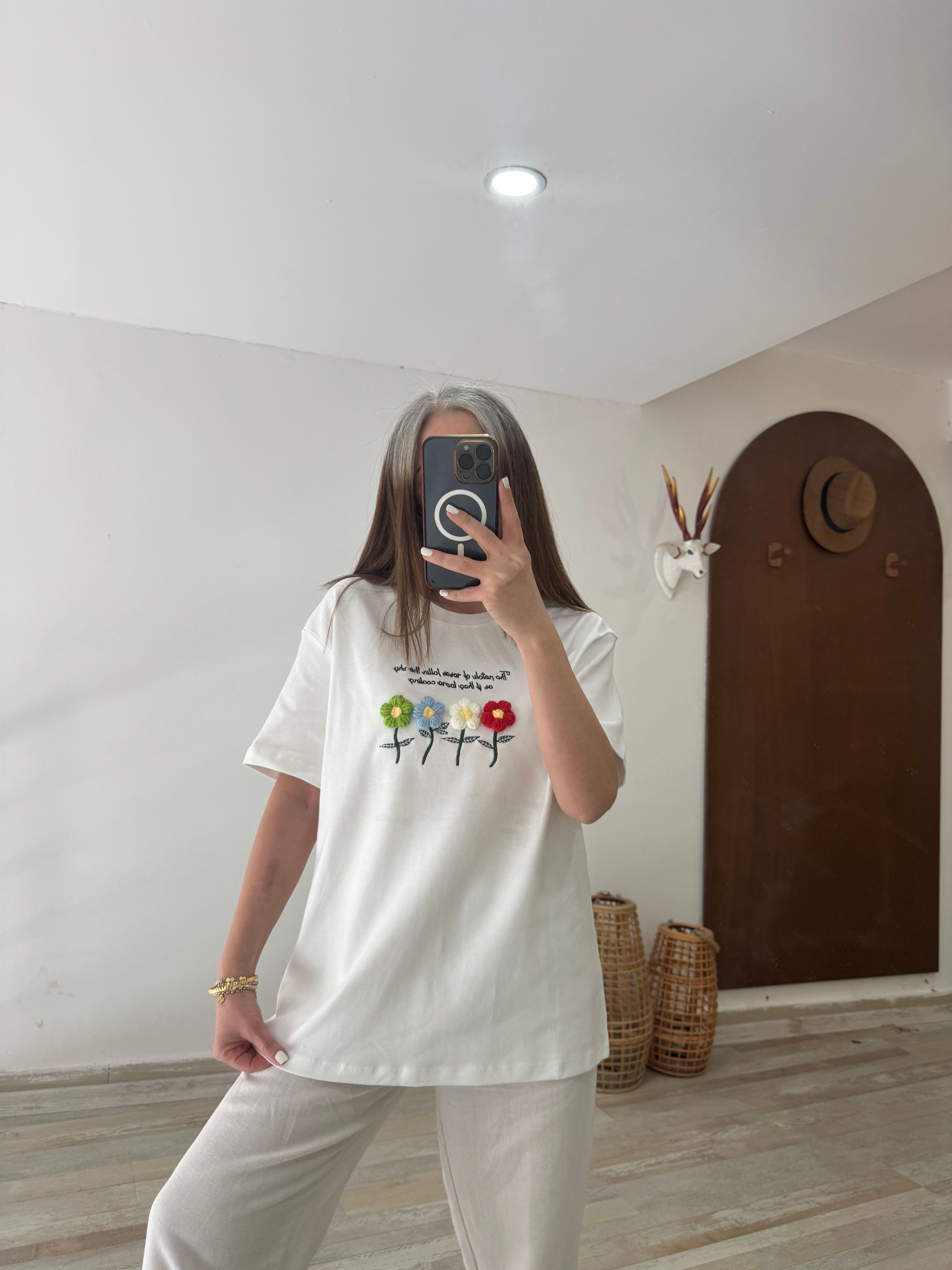 Çiçek Detaylı T-Shirt