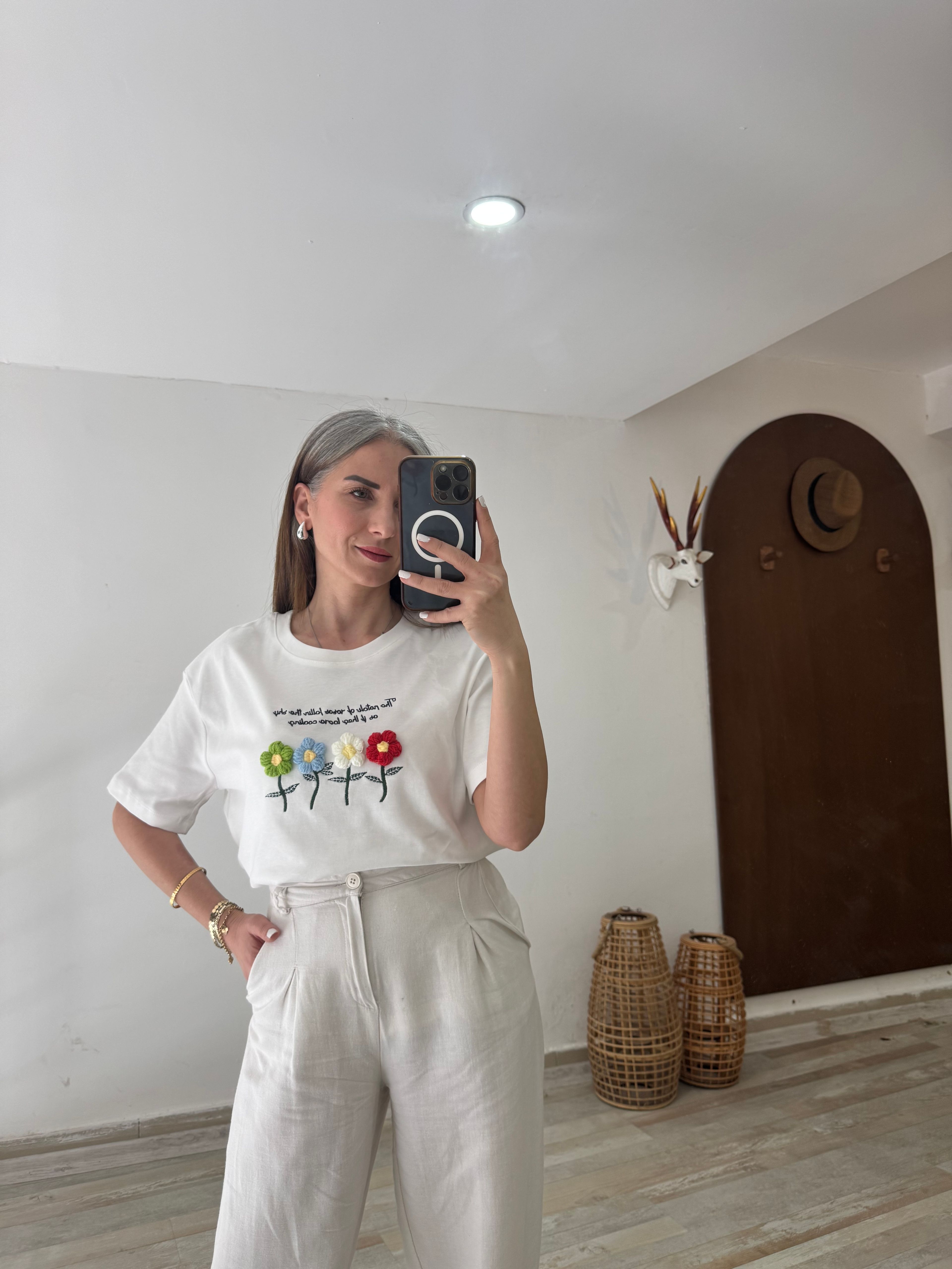Çiçek Detaylı T-Shirt