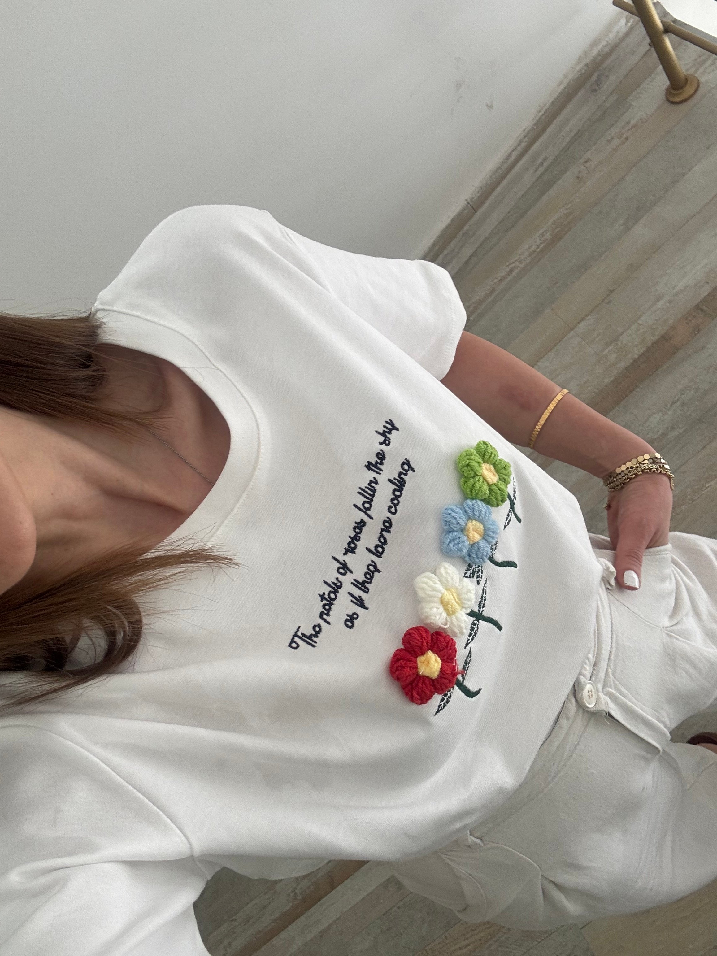 Çiçek Detaylı T-Shirt