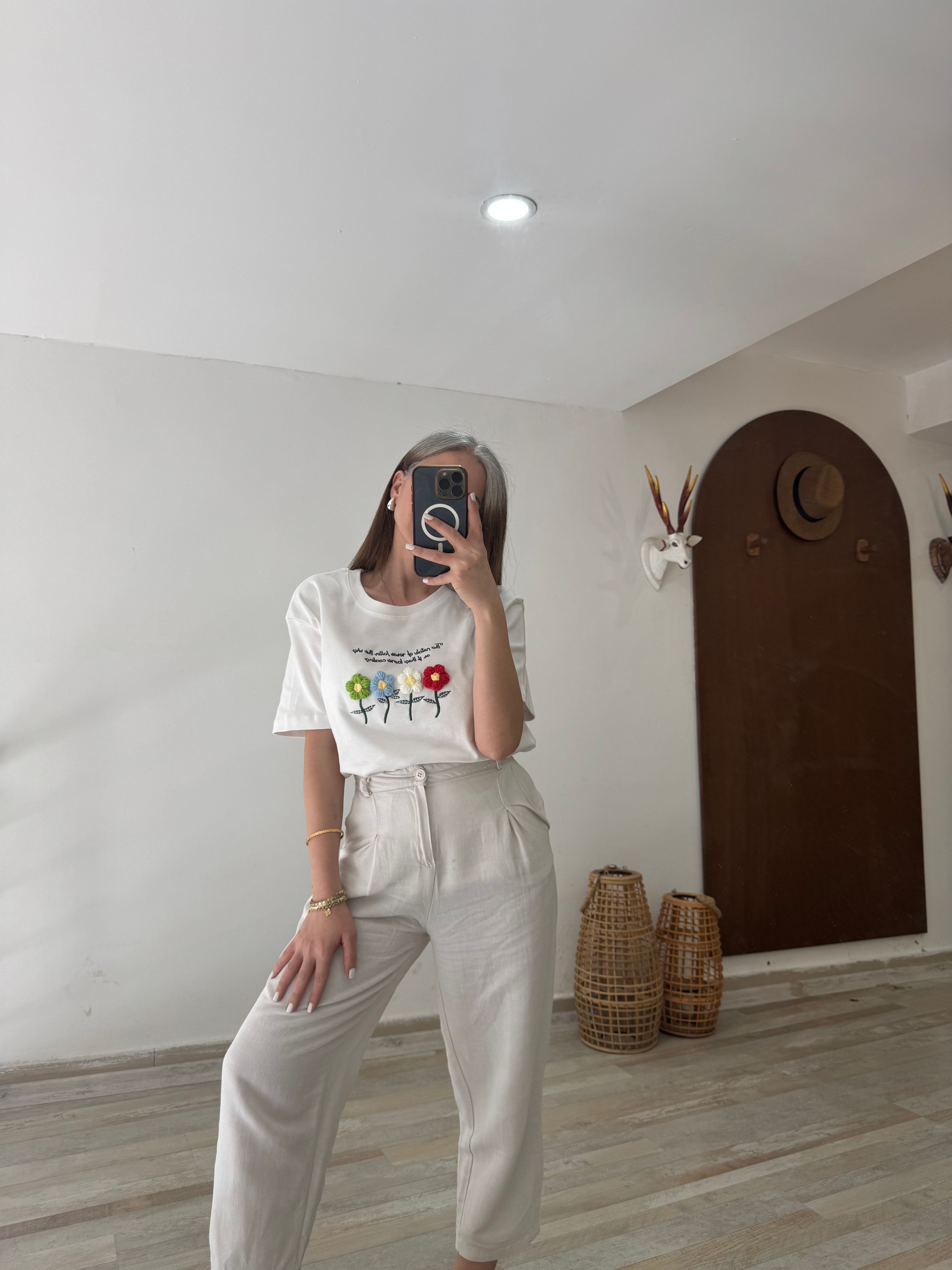 Çiçek Detaylı T-Shirt