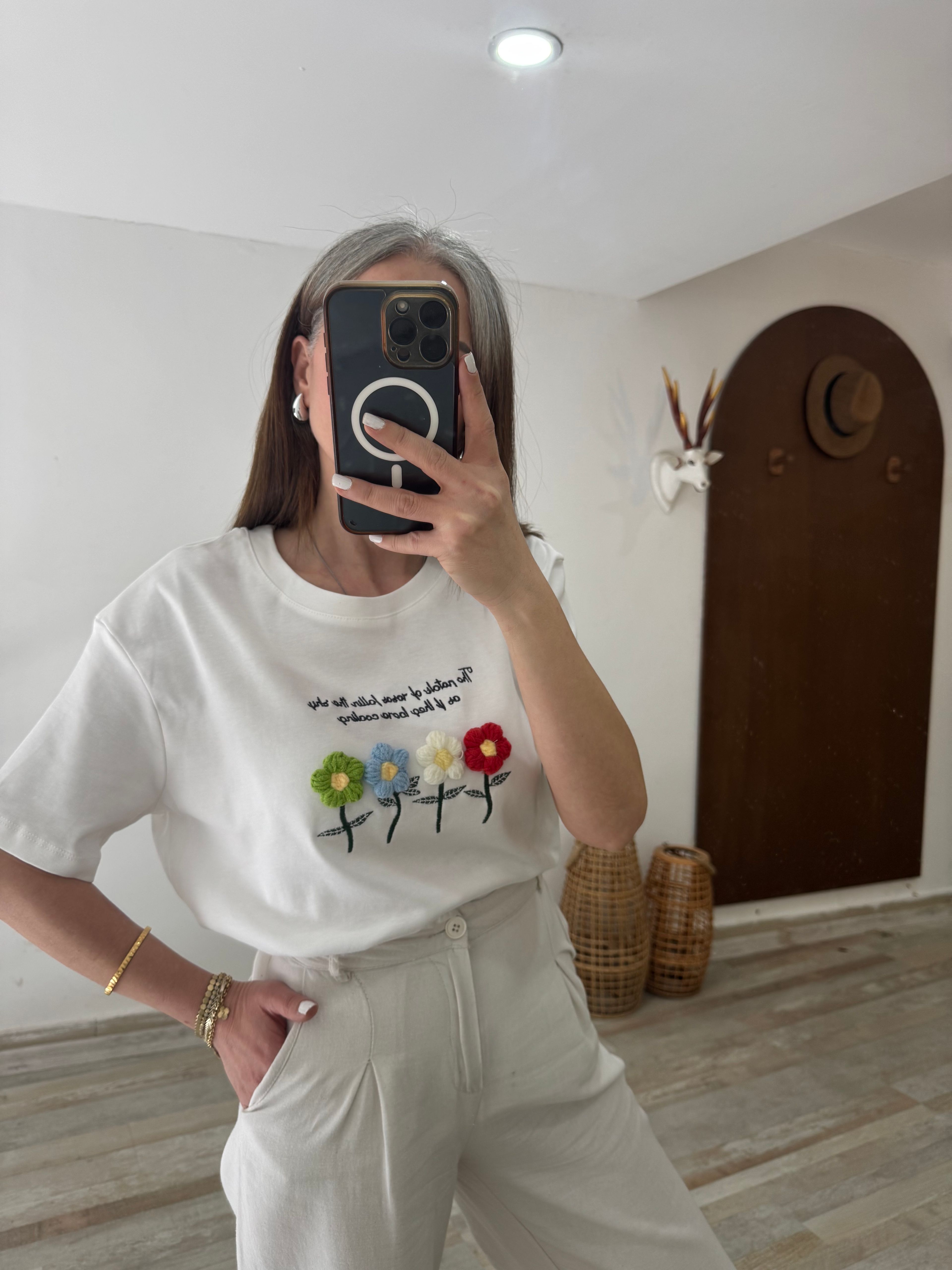Çiçek Detaylı T-Shirt