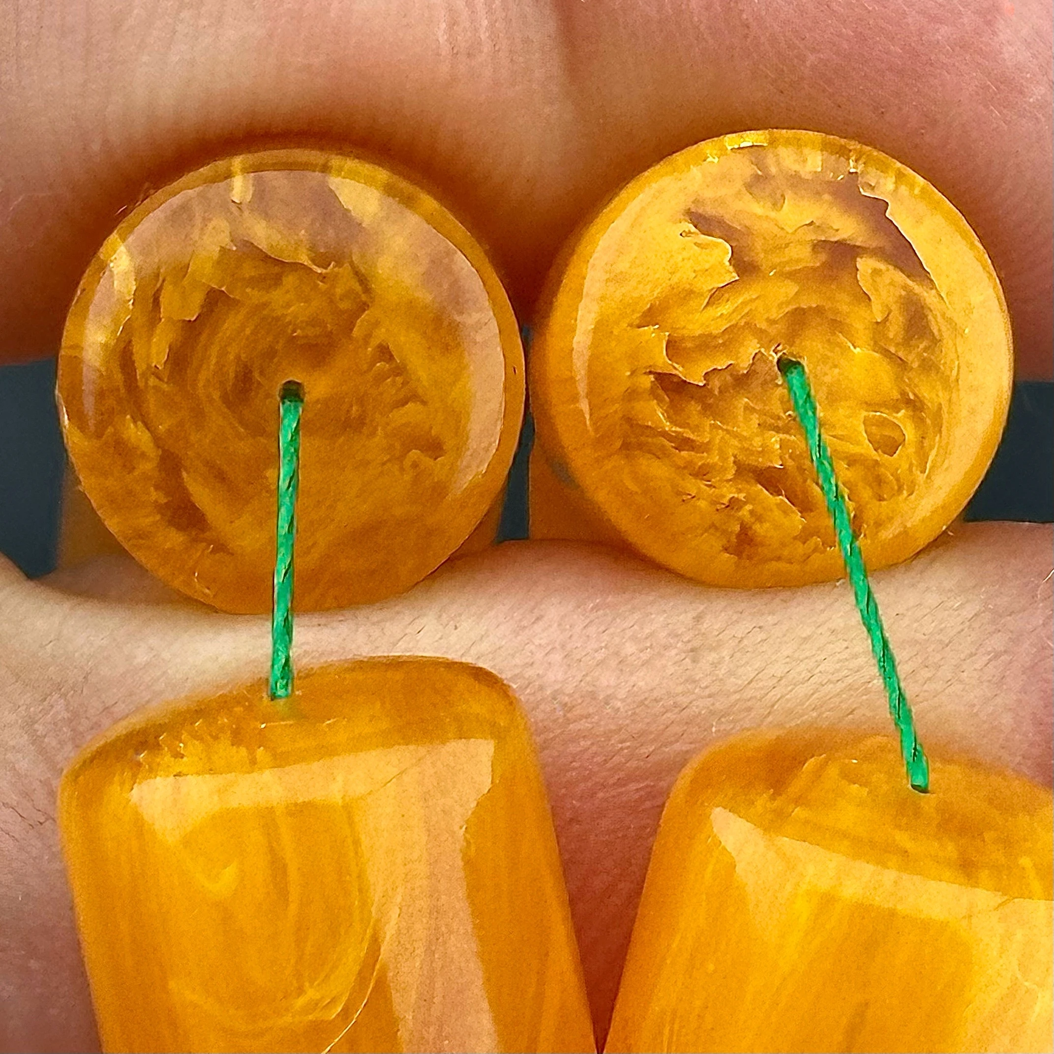 Ali ERİŞ - Helezonları ve Malzemesi İle Osmanlı Kalitesinde Sıkma Kehribar