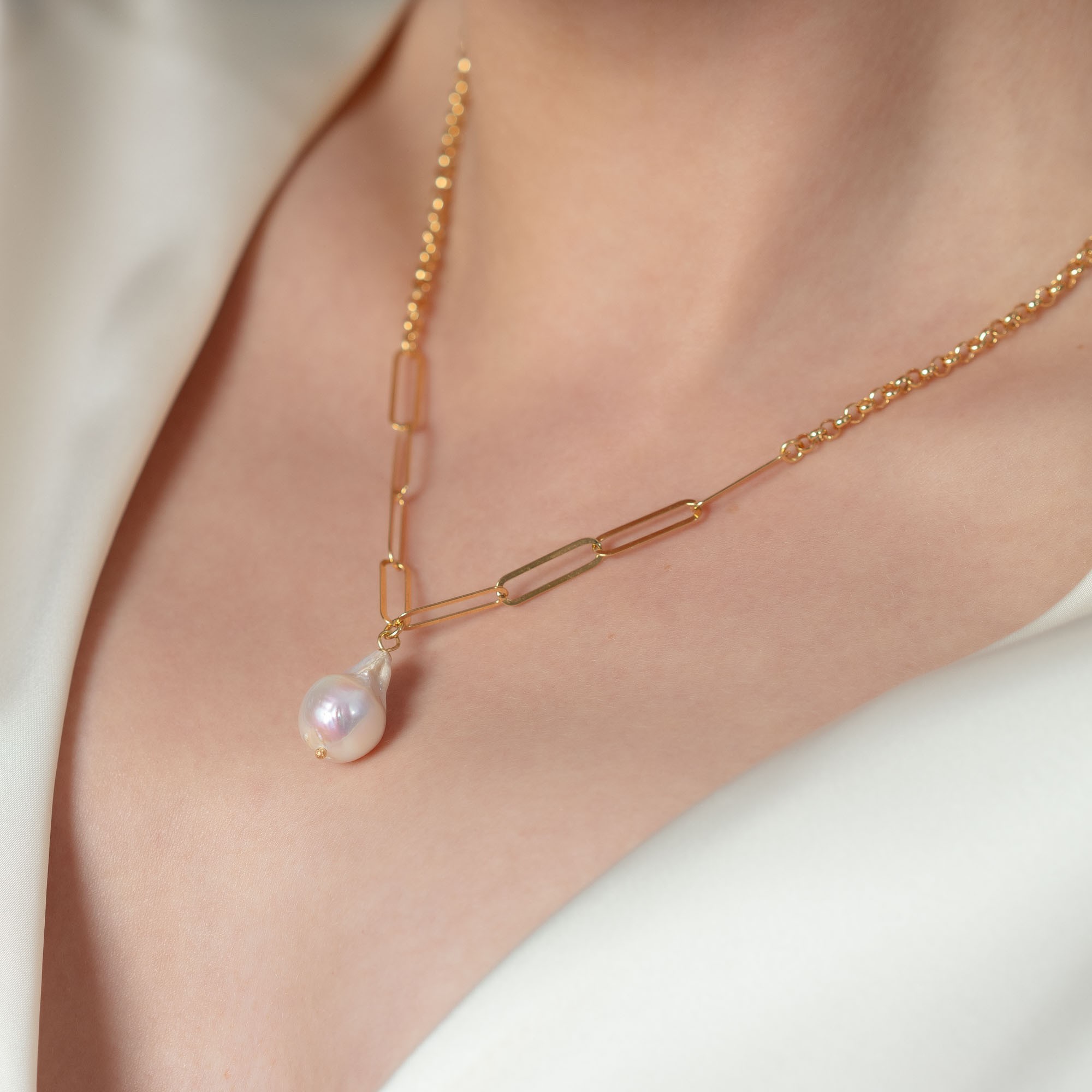 Basic Pearl Necklace