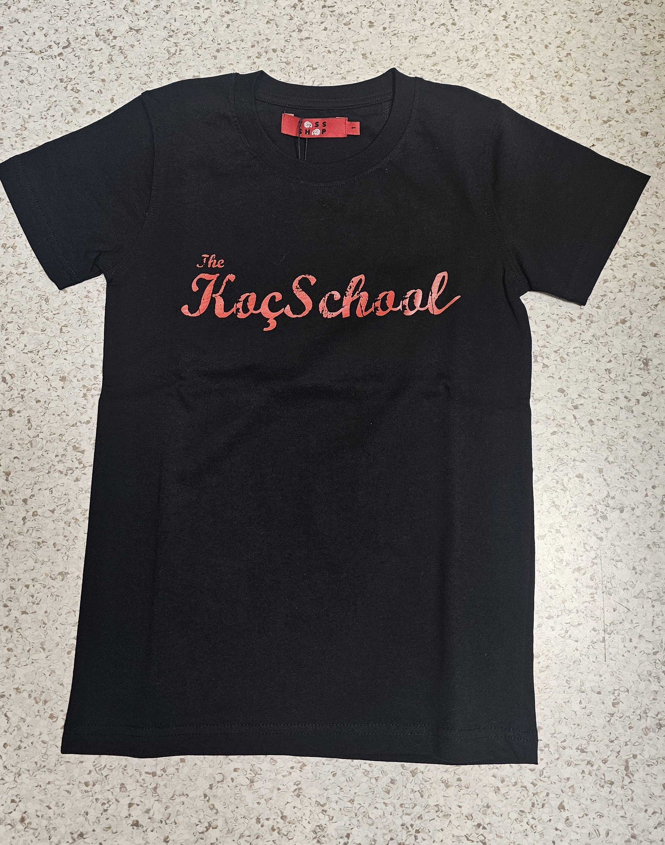 Siyah üstü kırmızı Tshirt (El yazısıyla The Koç School)