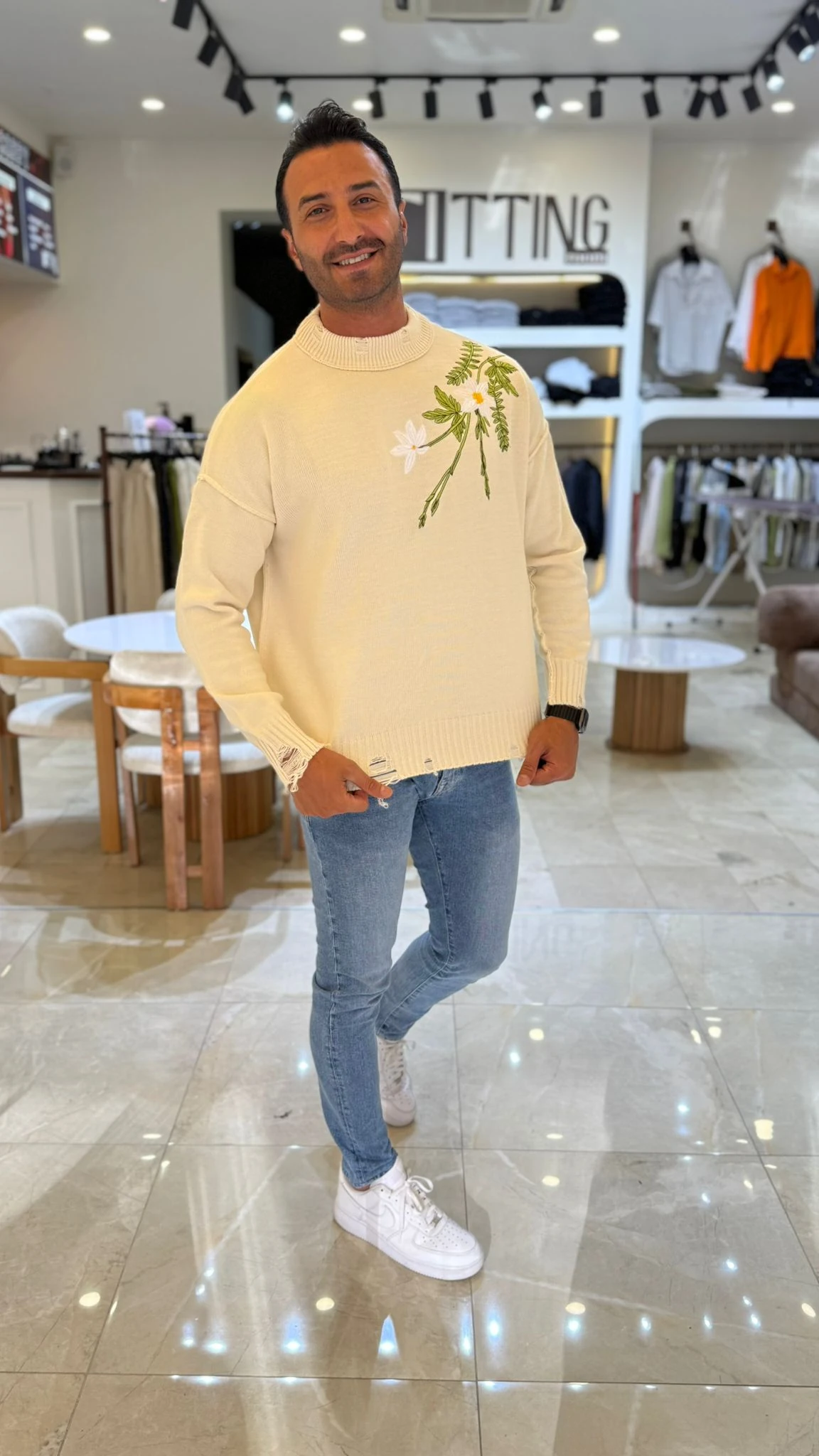 Çiçek Nakışlı Triko Kazak