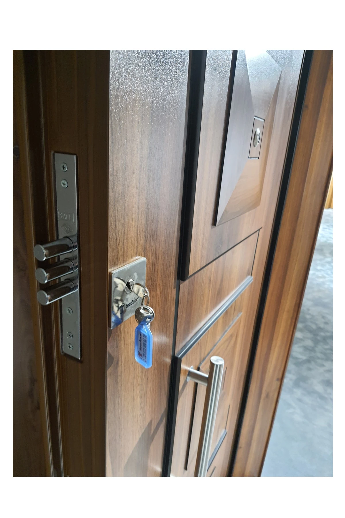 Çelik Kapi Ahşap Kaplama Tırnaklı Sistem Çelik Kapi, Kabartmalı Model Daire Kapısı Sağ