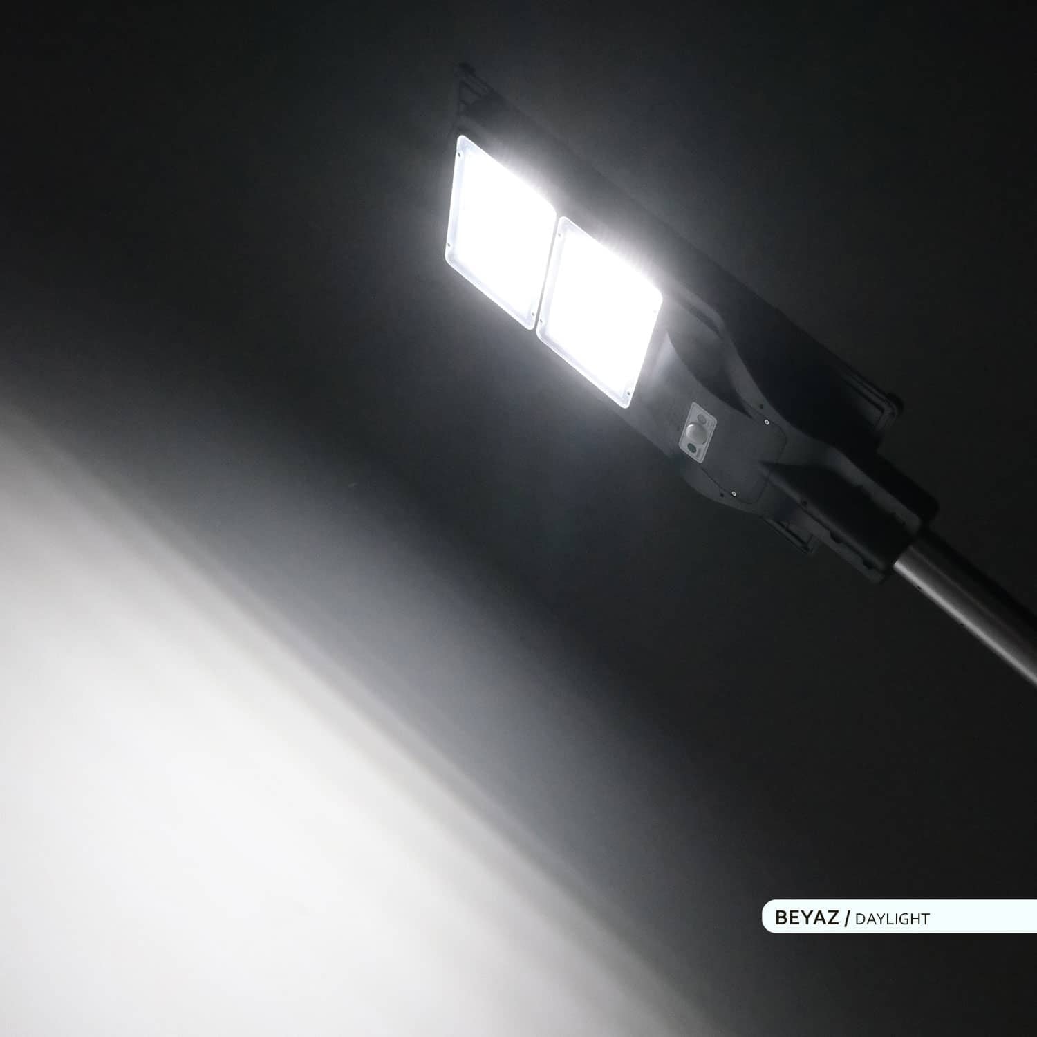 120W LED Solar Sokak Armatürü Siyah Kasa 6500K Beyaz Işık 3.2V