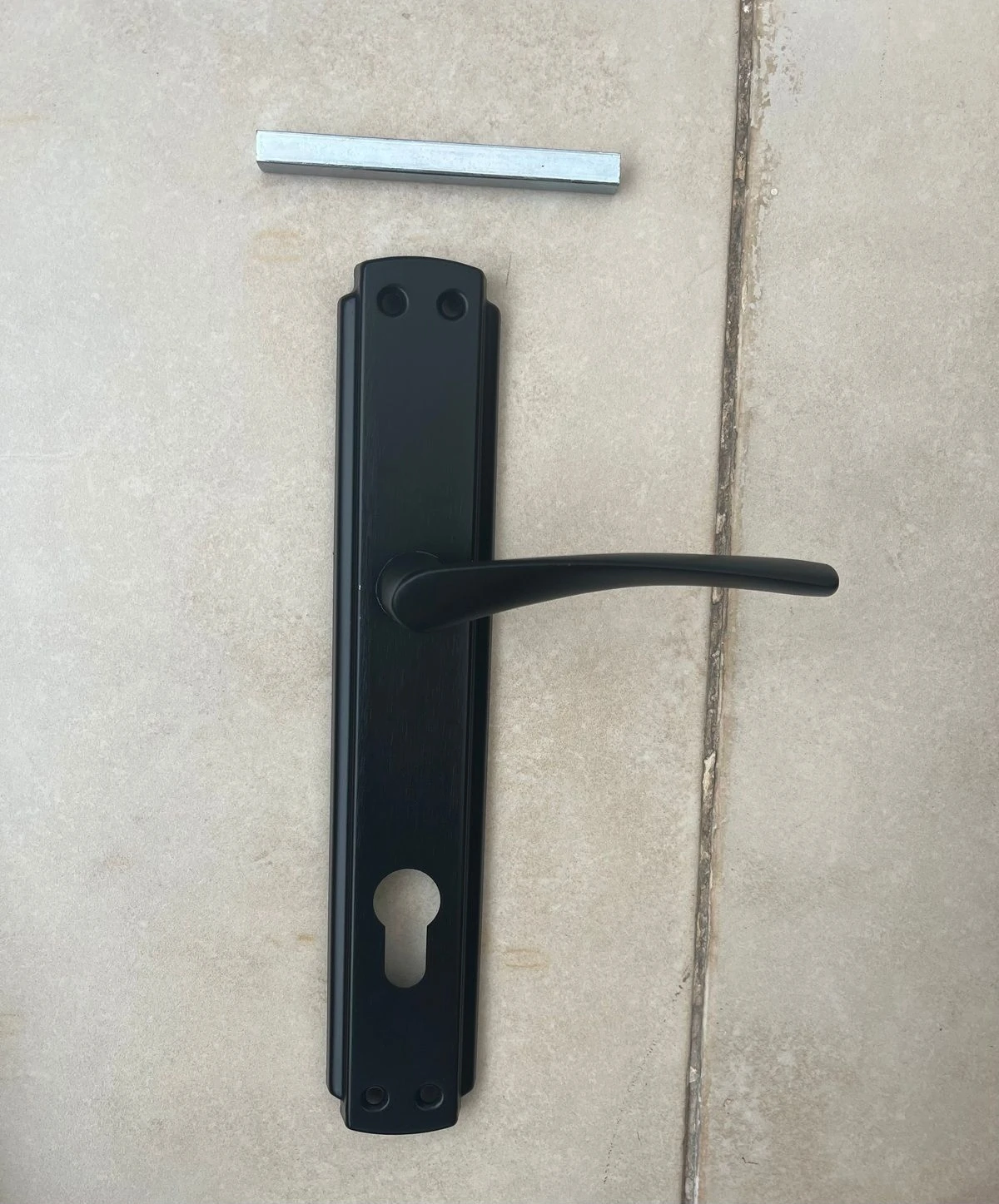 Siyah Çelik Kapı Kolu Sağ Yön, Dayanıklı ve Şık Tasarım