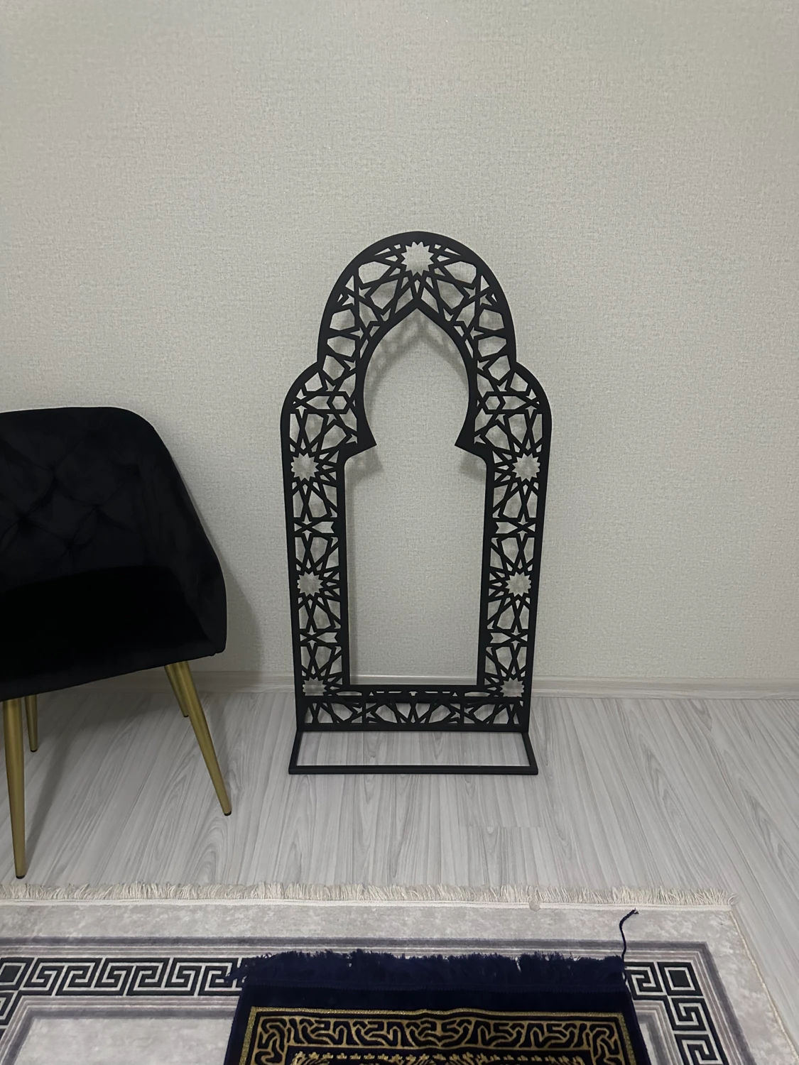 Aksa Ayaklı Metal Mihrab – Islami Motifli | Namaz Köşesi & Mescit Dekoru