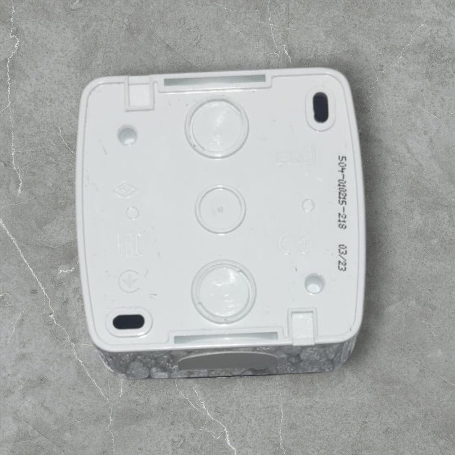 Sıva Üstü Kapaklı Topraklı Siyah Priz