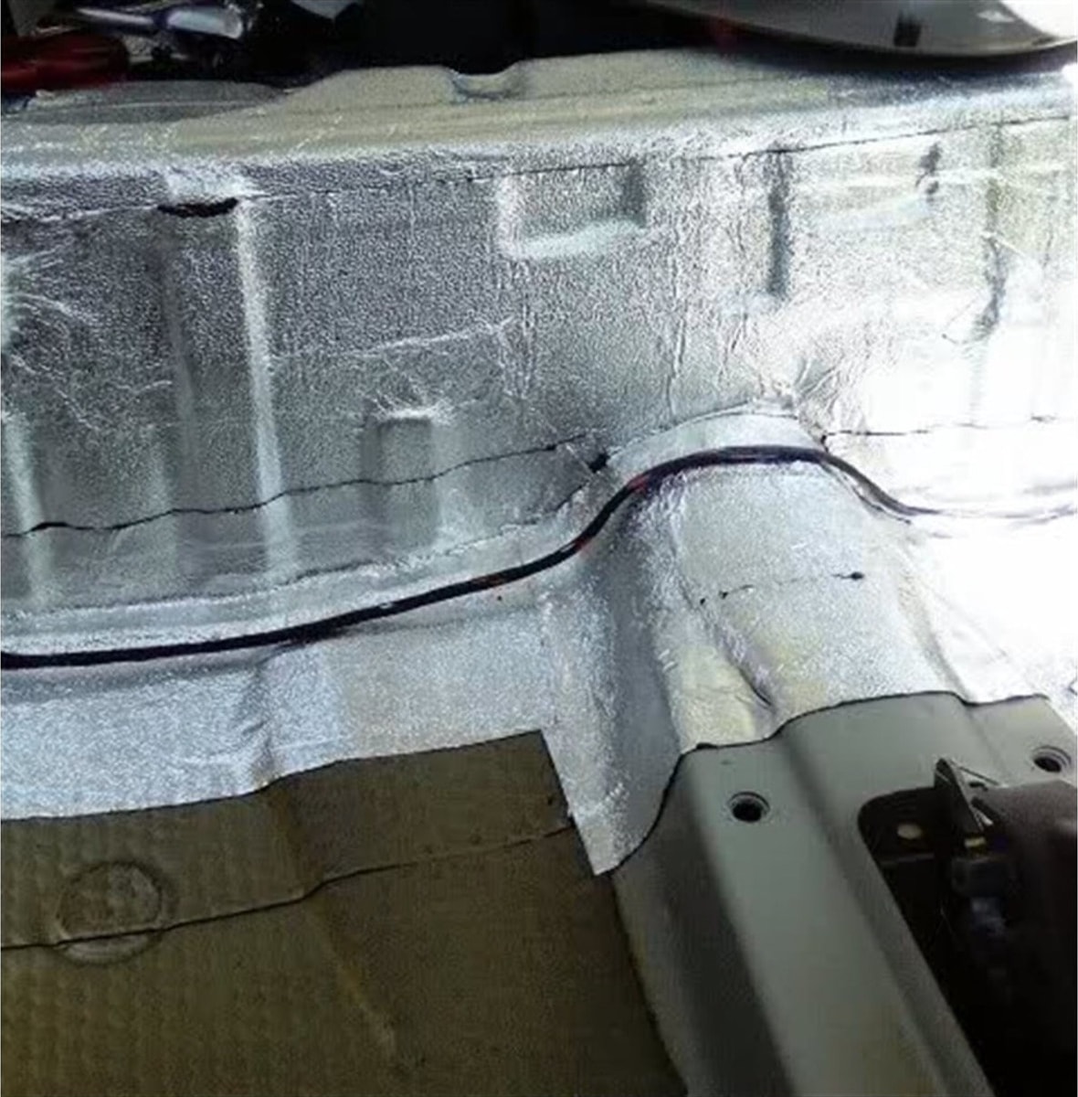 Ses Yalıtım Şiltesi Folyolu 9 mm Kendinden Yapışkanlı 120x100 Cm