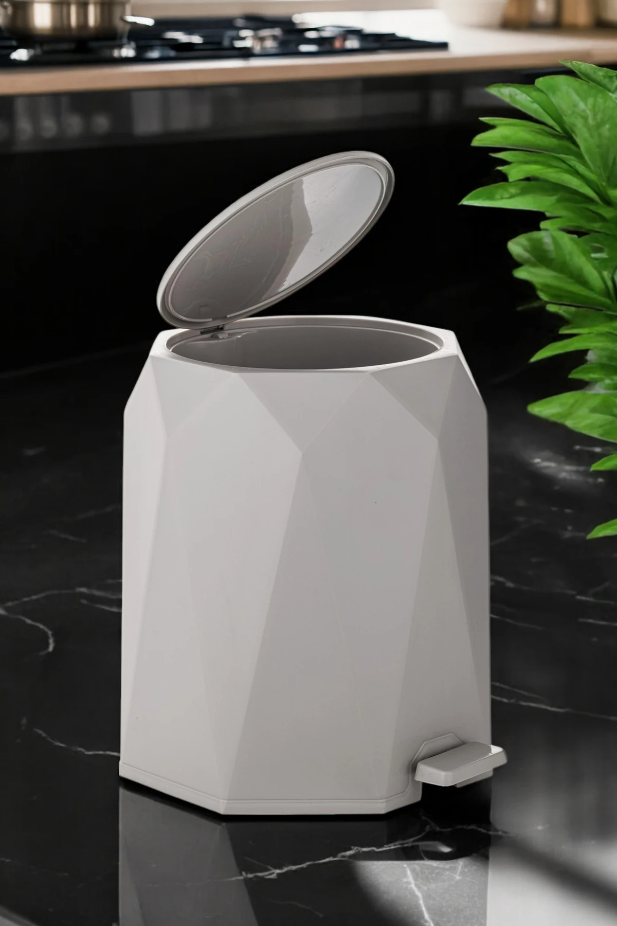 4 Lt Pedallı Çöp Kovası, Antresit, Beyaz ve Bej renk seçenekleriyle şık ve kullanışlıdır.