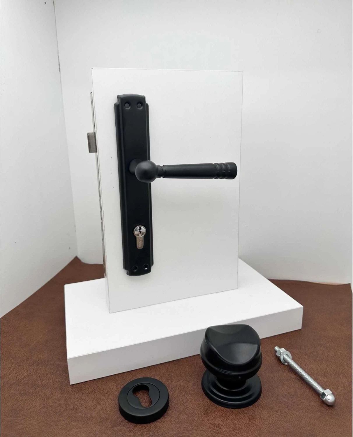 Osmanlı Mat Siyah Çelik Kapı Kolu - Sağ Basar Tek Yön + Tokmak ve Alt Rozeti (Kilit Hariç)