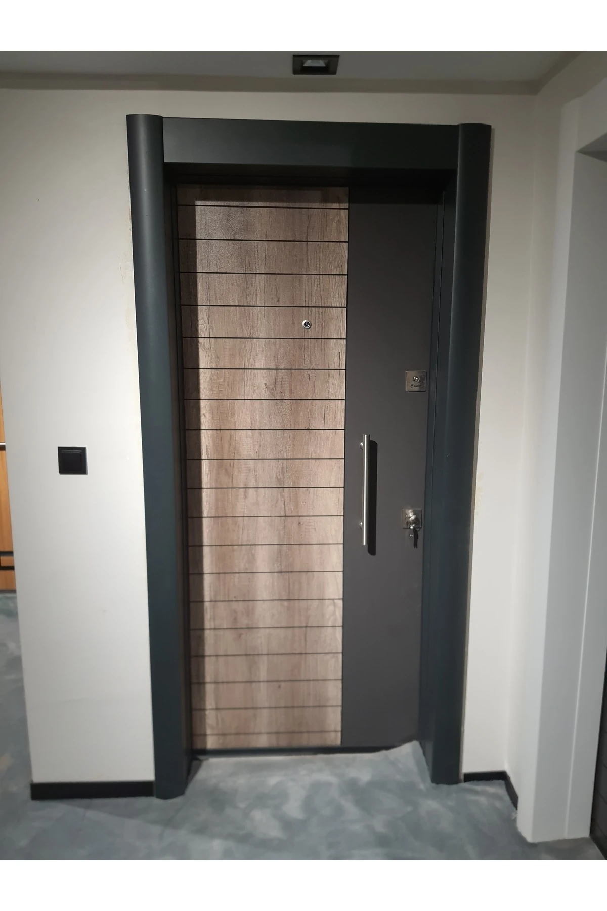 Çelik Kapı , Antrasit Kasalı Rustik Çizgili Düz Model Tırnaklı Sistem Çelik Kapı Sol Açılım