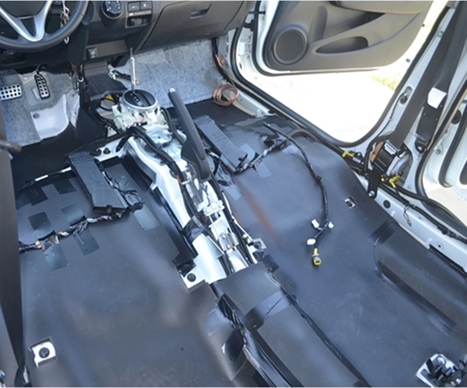 Araç Oto Ses Isı Yalıtım 13MM Kalınlıkta 10cmx5mt Yapışkanlı Kauçuk izolasyon Malzemesi