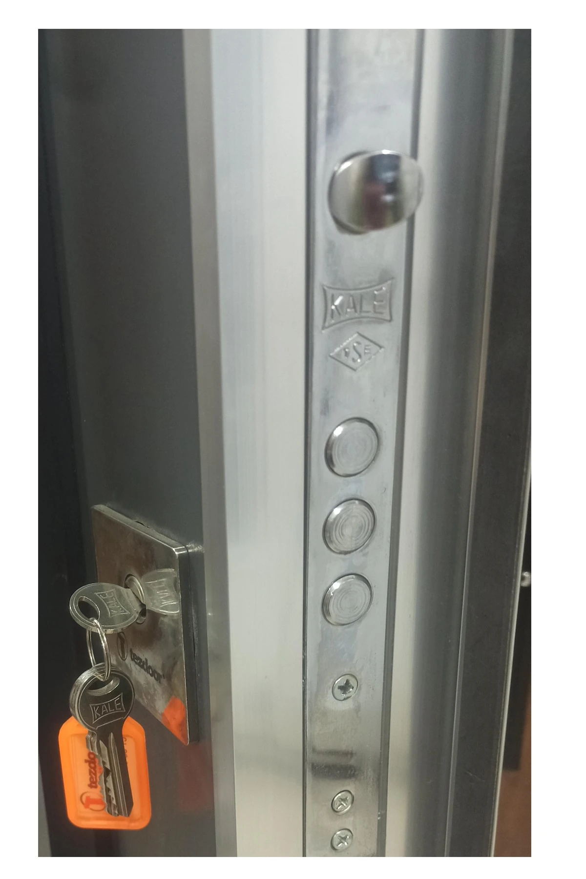 Beyaz Apartman Bina Giriş Kapısı, Villa Kapısı Sol Açılım