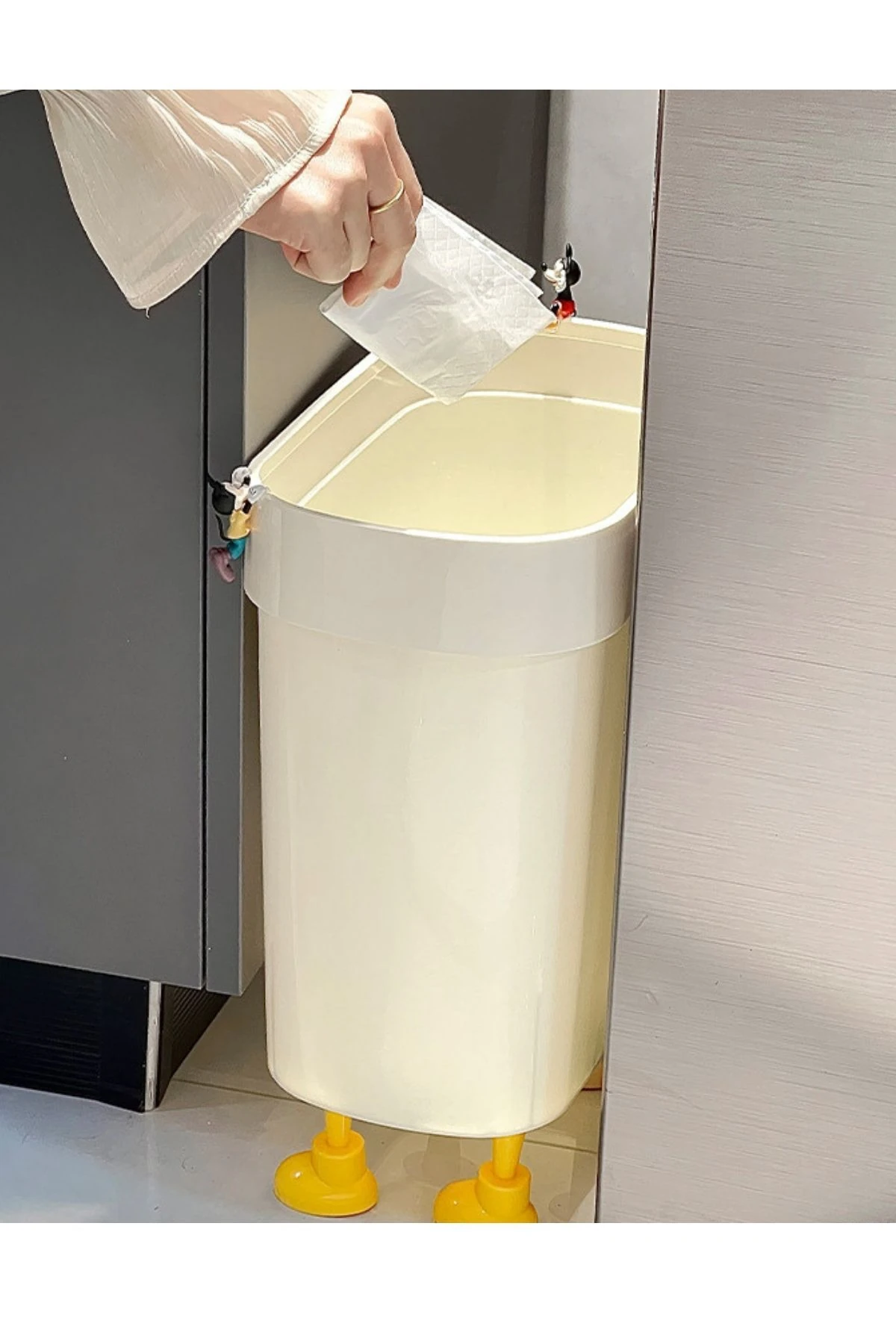 Ayaklı 14 Litre Çöp Kovası – Sürpriz Sticker İfade ile Eğlenceli Kullanım