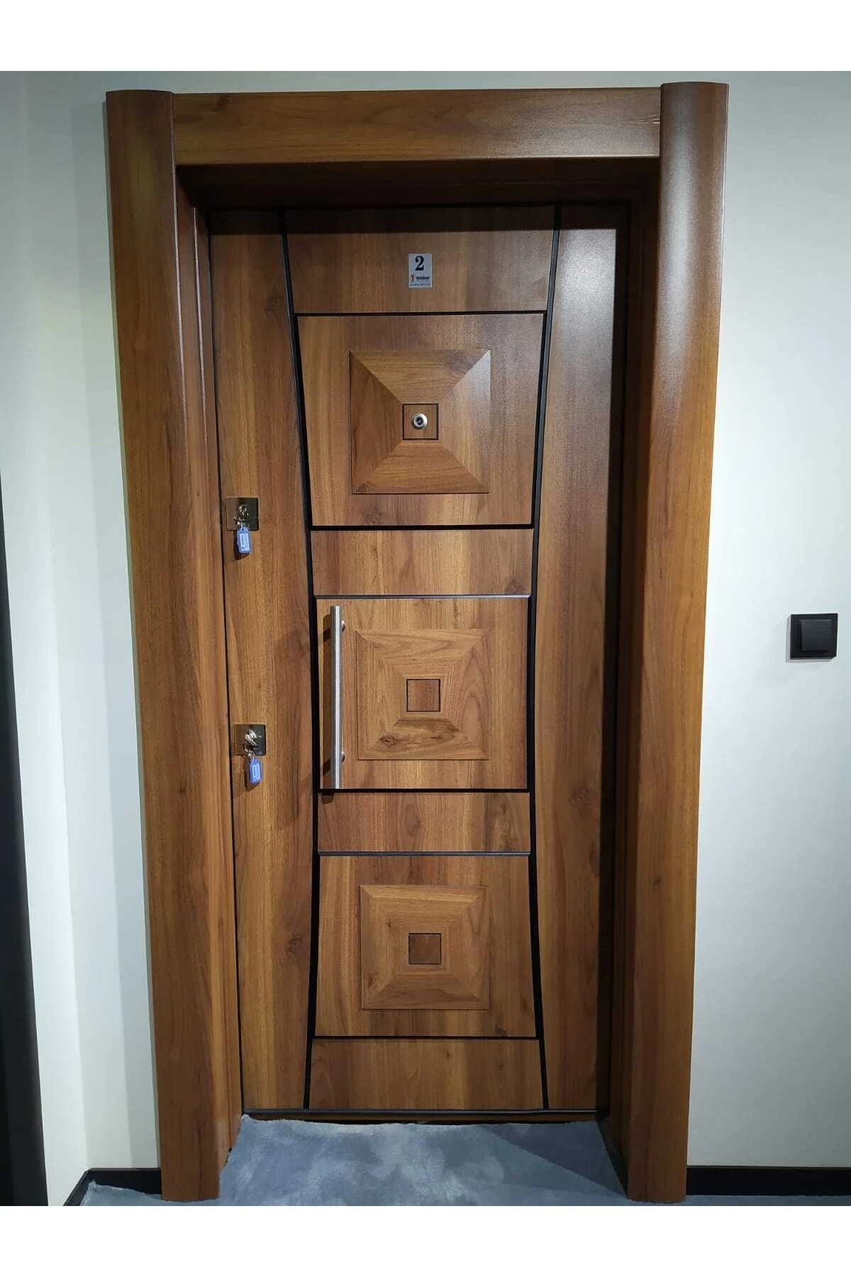 Çelik Kapi Ahşap Kaplama Tırnaklı Sistem Çelik Kapi, Kabartmalı Model Daire Kapısı Sol