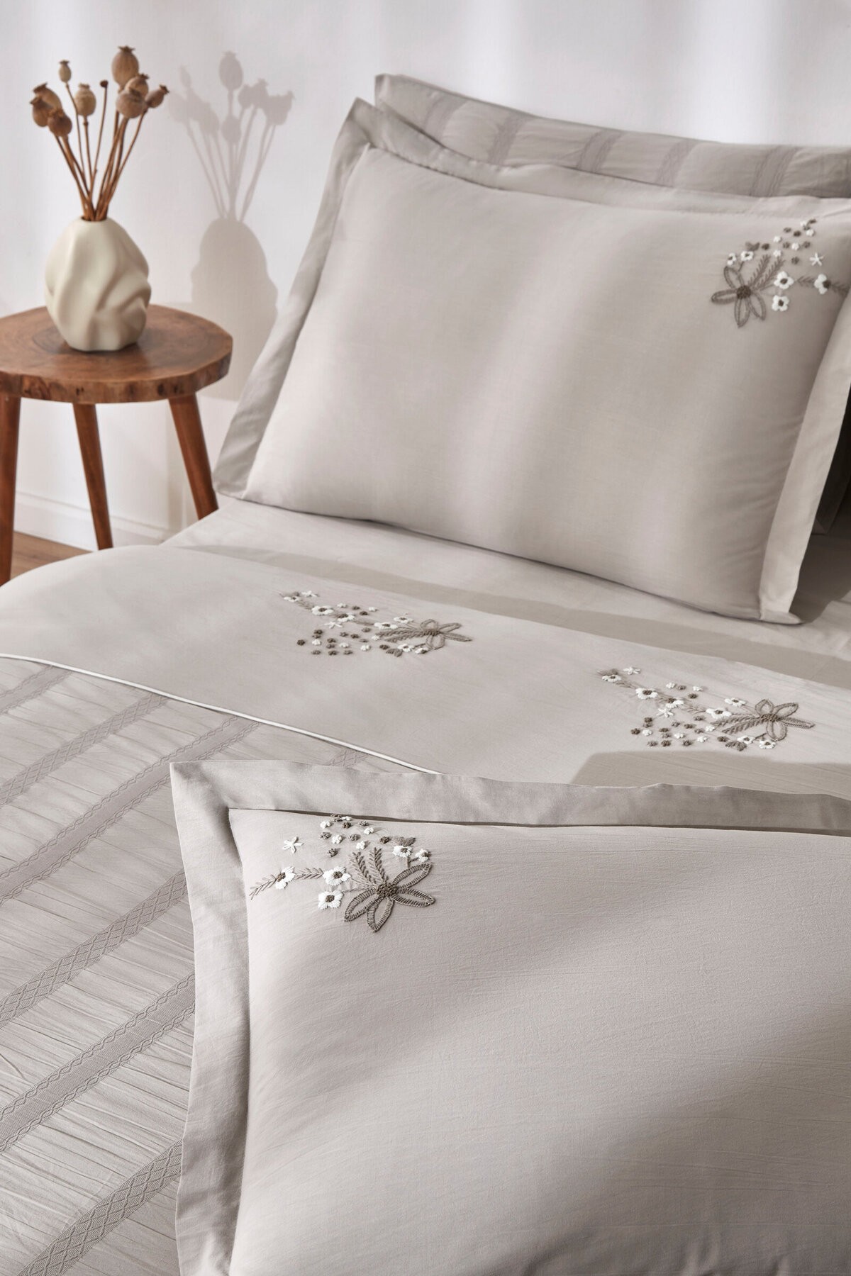 Clivia Çift Kişilik Nakışlı Saten Nevresim Takımı