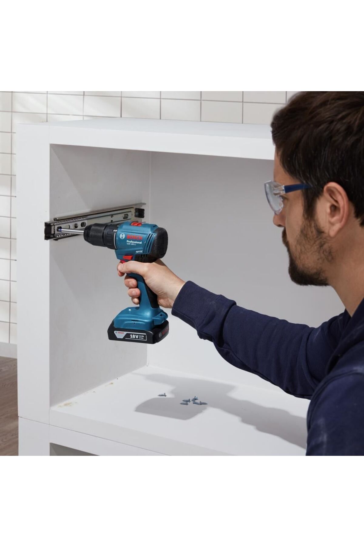BOSCH Professional GSR 185-Li 2.0 Ah + 3.0 Ah Çift Akülü Vidalama Makinesi Ve Ph2/25 Bits Uç