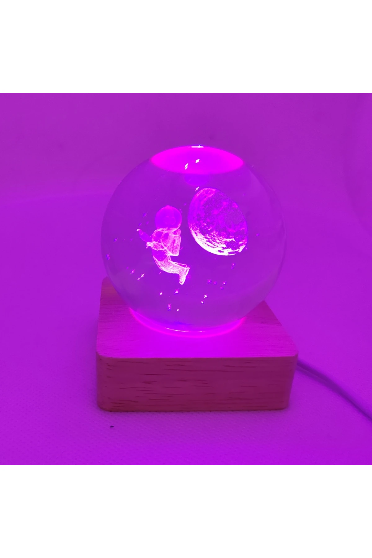3d Uzayda Uçan Astronot Işıklı Cam Küre Usb Kablolu Anahtarlı Ahşap Zeminli