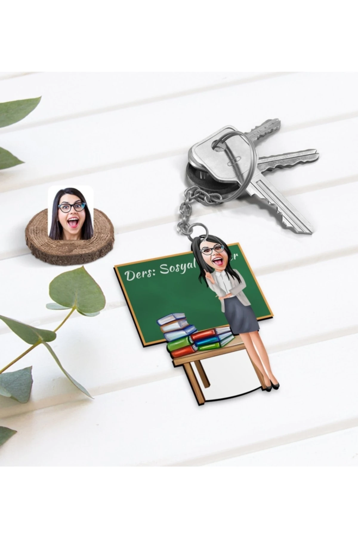 Kişiye Özel Kadın Sosyal Bilgiler Öğretmeni Karikatürlü Ahşap Anahtarlık-1
