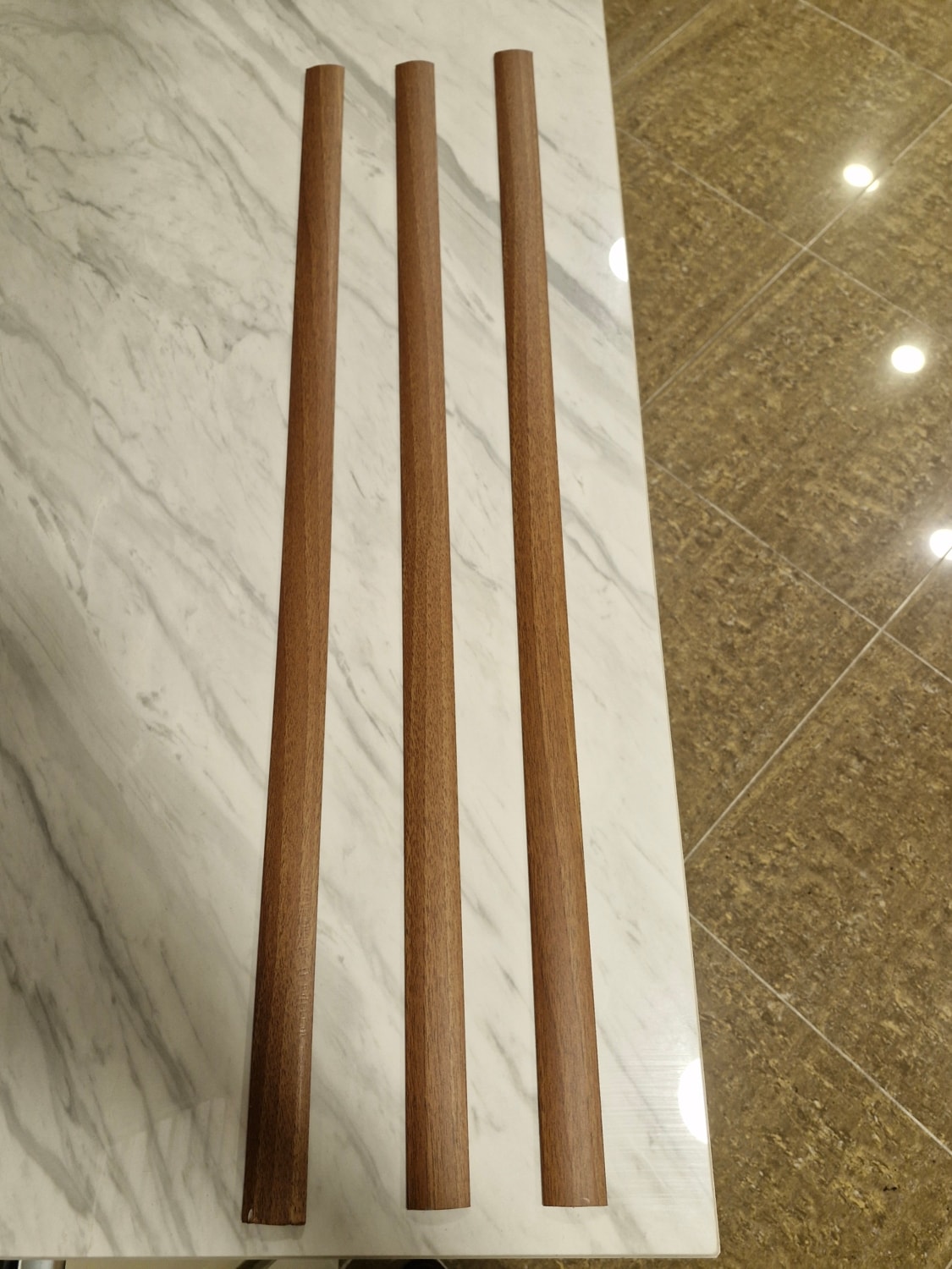 Parke Eşik Çıtası Kendinden Silikonlu Yapışkanlı Koyu Ceviz Renkli Alüminyum Profil 90 Cm/3 Adet.