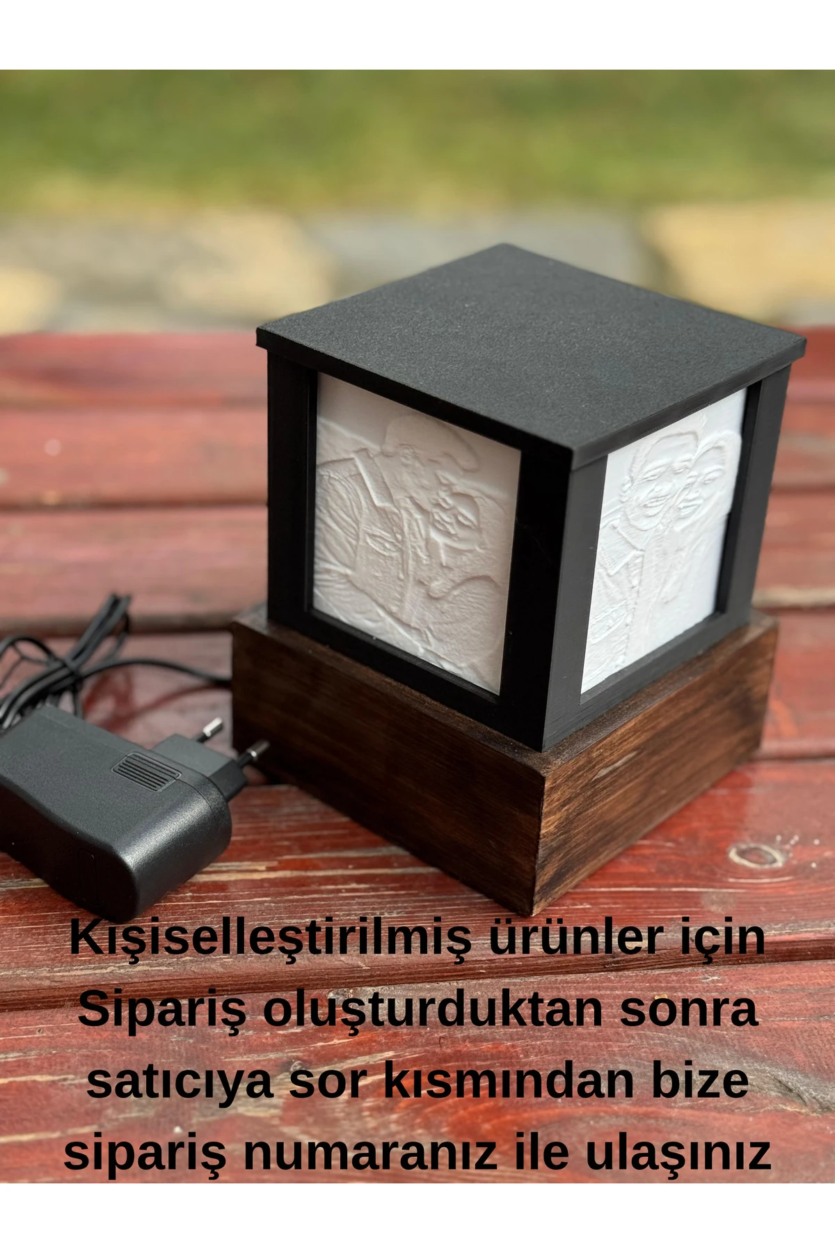 Kişiye Özel Fotoğraf Küp Lamba – Ahşap Tabanlı, Prizle Çalışan Dekoratif Işık