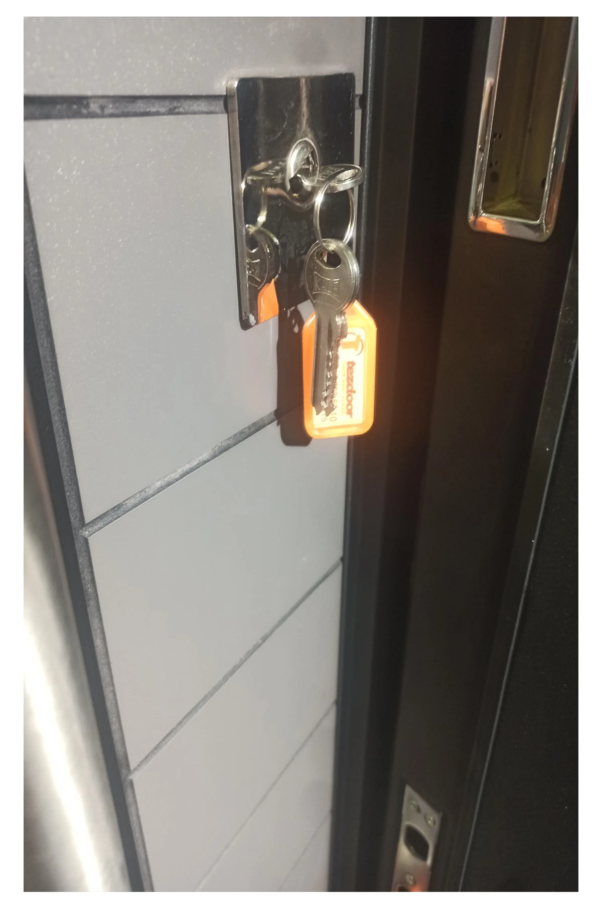 Celik Kapı Tırnaklı Sistem Kale Kilitli Çelik Kapı Siyah Statik Kasalı Antrasit Düz Model Sol Açılım