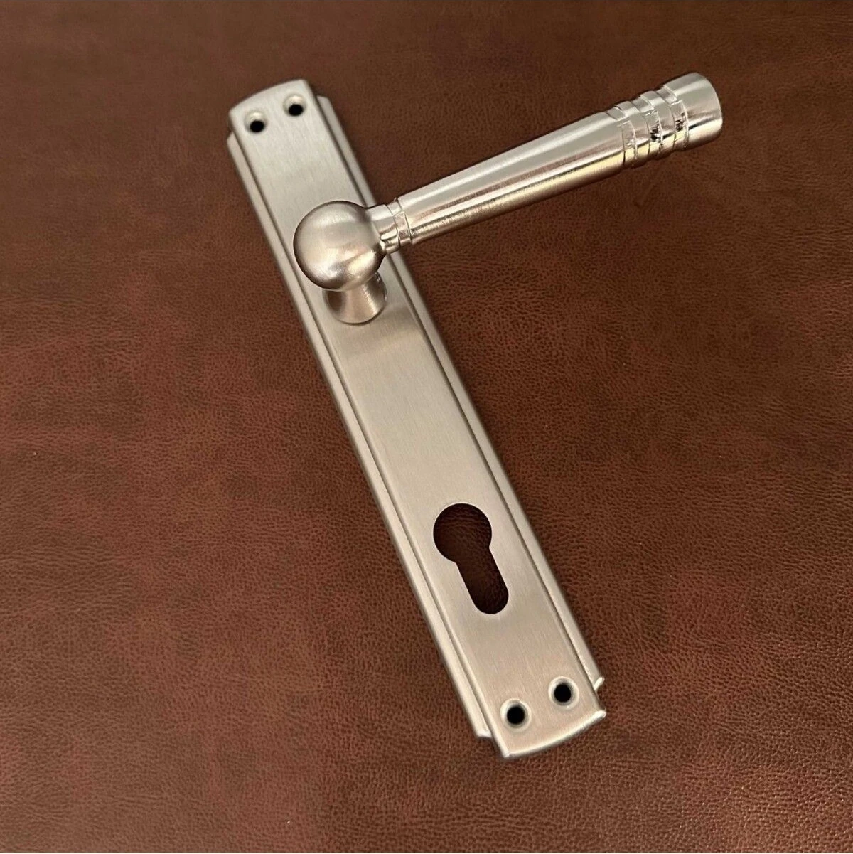 Şık Saten Aynalı Çelik Kapı Kolu, Sağ Açı, Dayanıklı ve Modern Tasarım