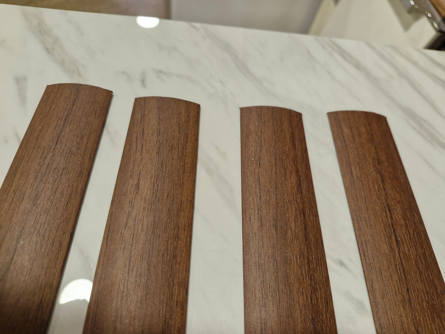 Parke Eşik Çıtası Kendinden Silikonlu Yapışkanlı Koyu Ceviz Renkli Alüminyum Profil 90 Cm/4 Adet.