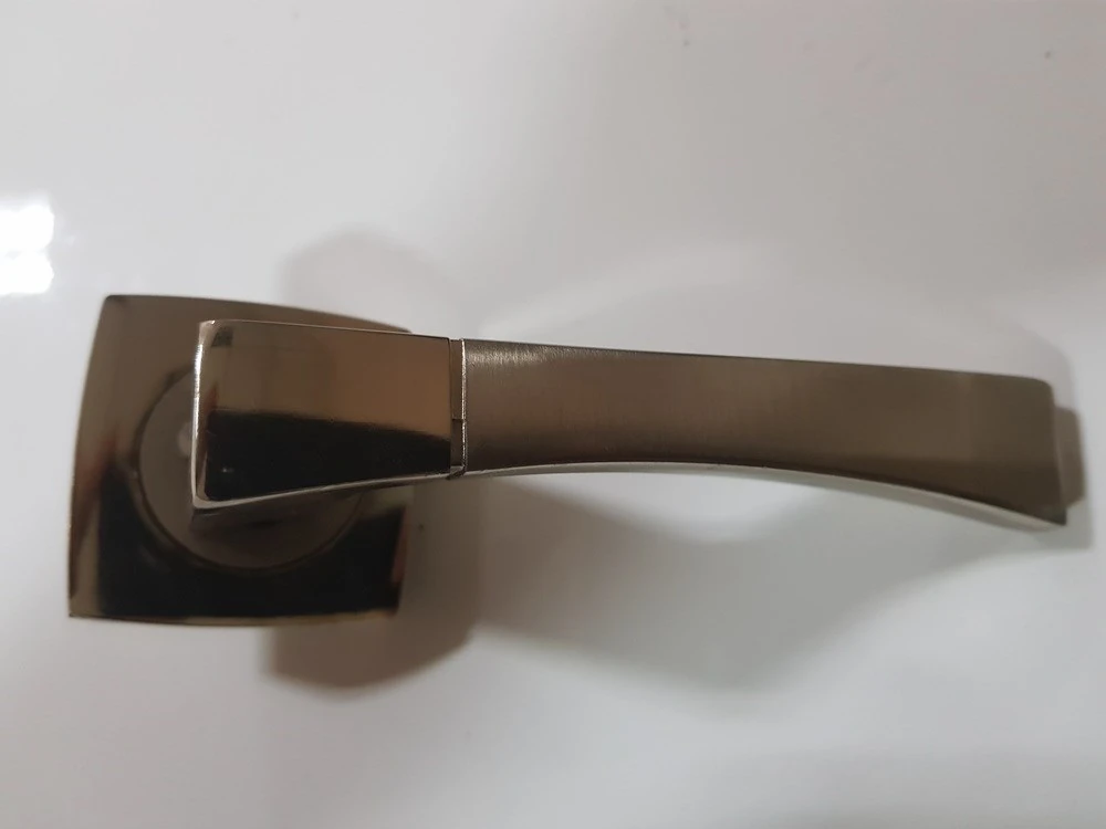 Çelik Kapı Kolu Rozetli Viktorya Nikel Saten Sağ