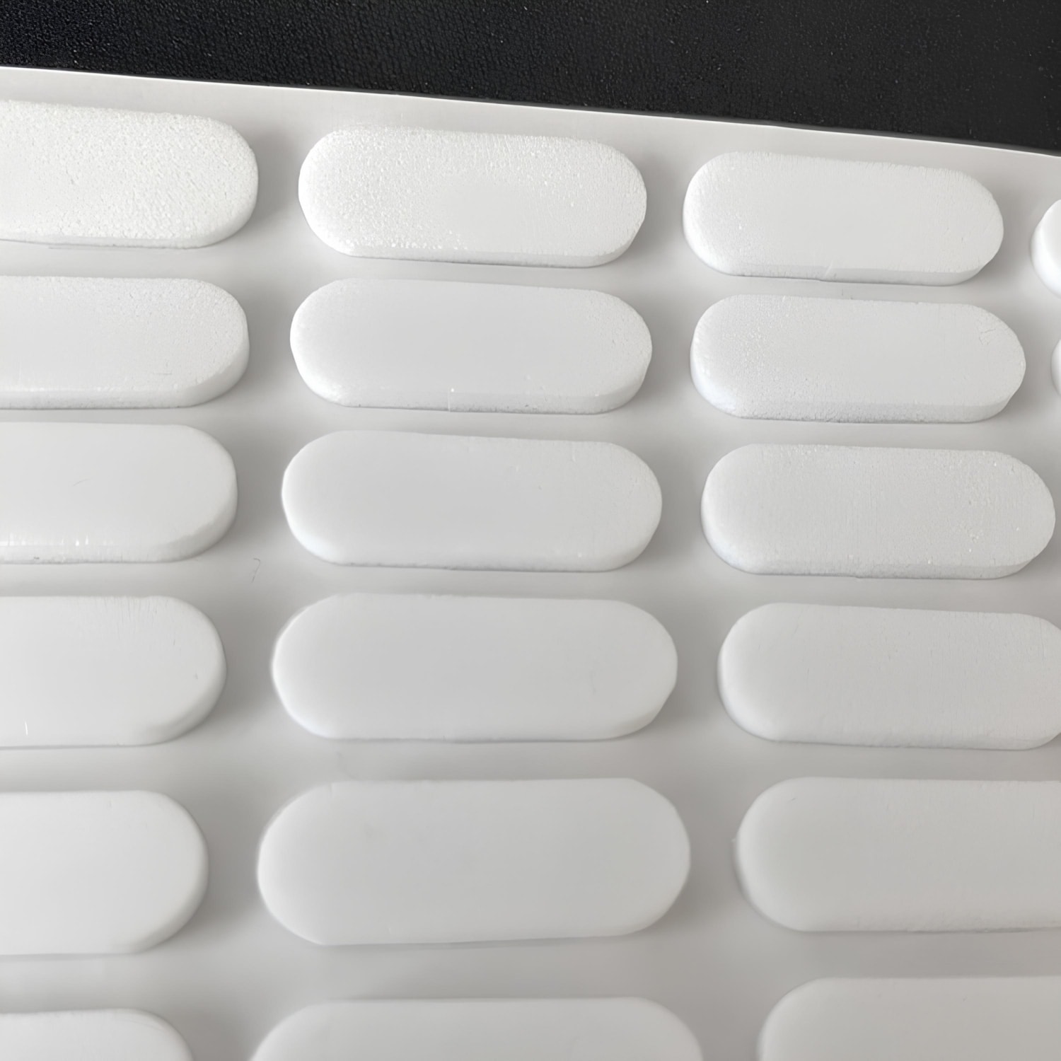 Bazlı Darbe Ses Kapı Stoperi Keçe Yapışkanlı 22 Mm (30'Lu Paket) Dolap Kapak Çekmece Oval Beyaz