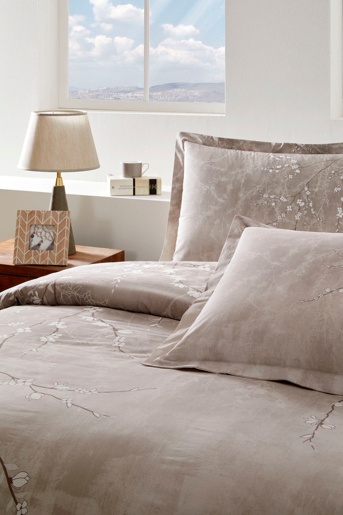 White Sakura King Size Lastikli Çarşaf Nevresim Takımı