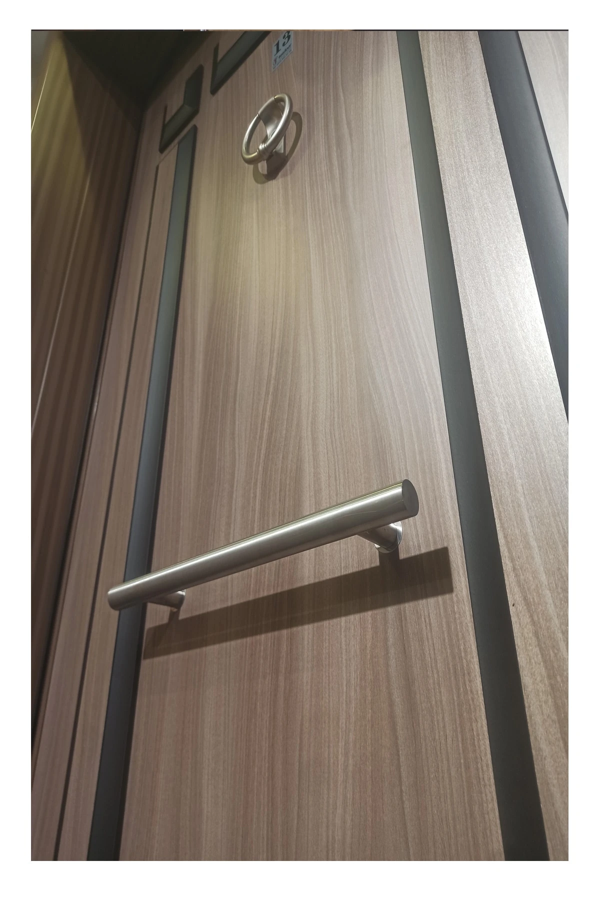 Celik Kapi Tırnaklı Sistem Eskitme Kasalı Kabartmalı Model Daire Kapısı Çelik Kapı Sağ Açılım