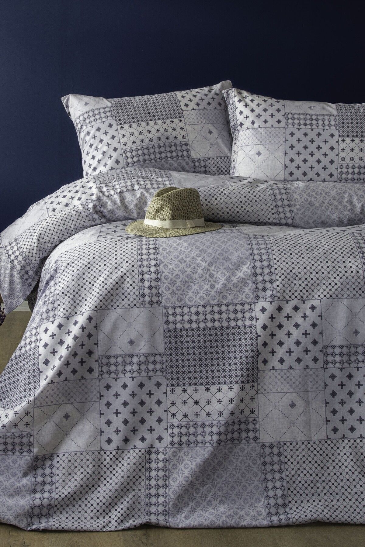 Battal Boy Nevresim Takımı Patchwork Gri Mavi Desen Ve 2 Adet Yastık Kılıfı Seti Pamuklu